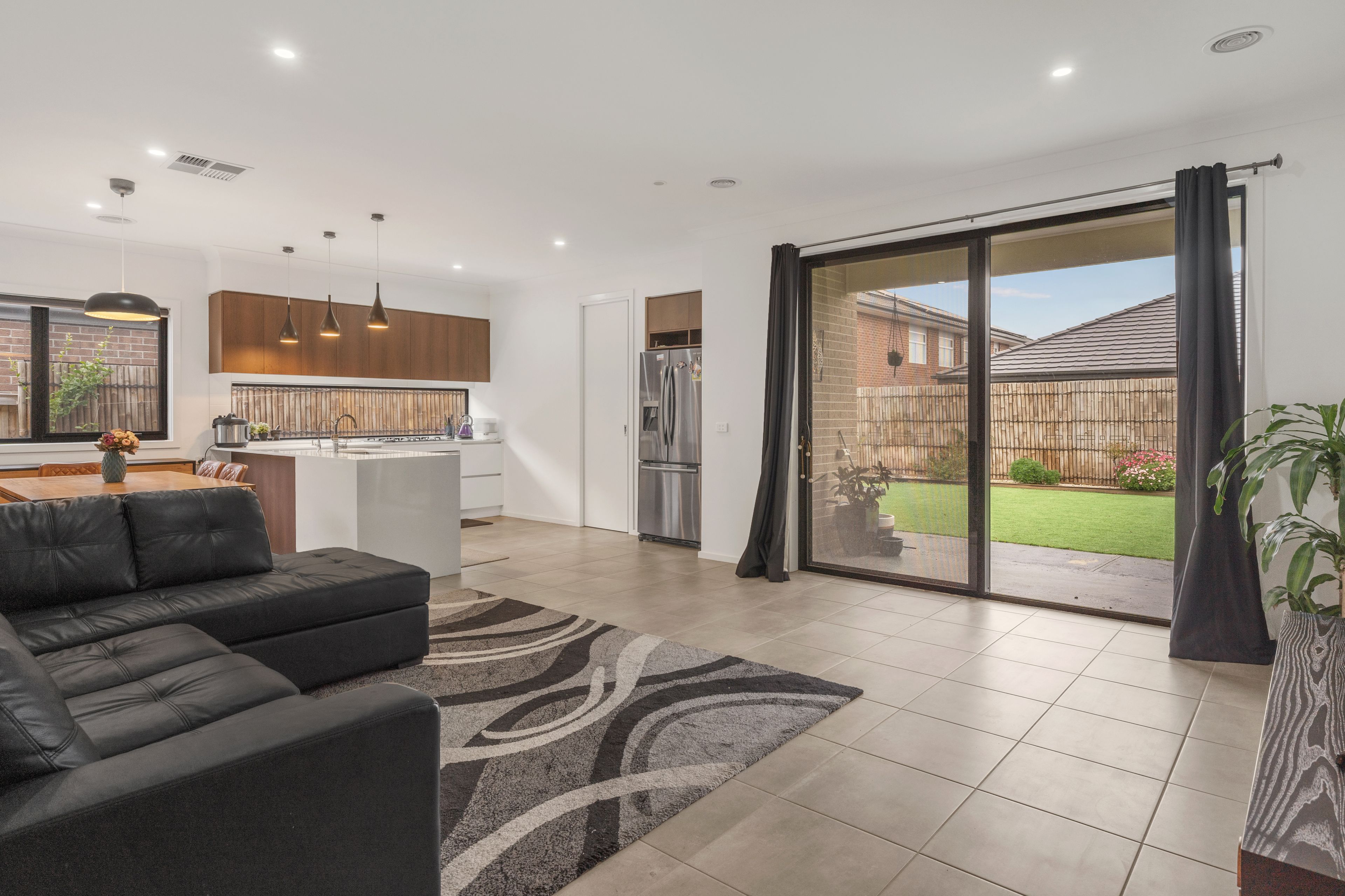 15 Shire Street, MANOR LAKES, VIC 3024