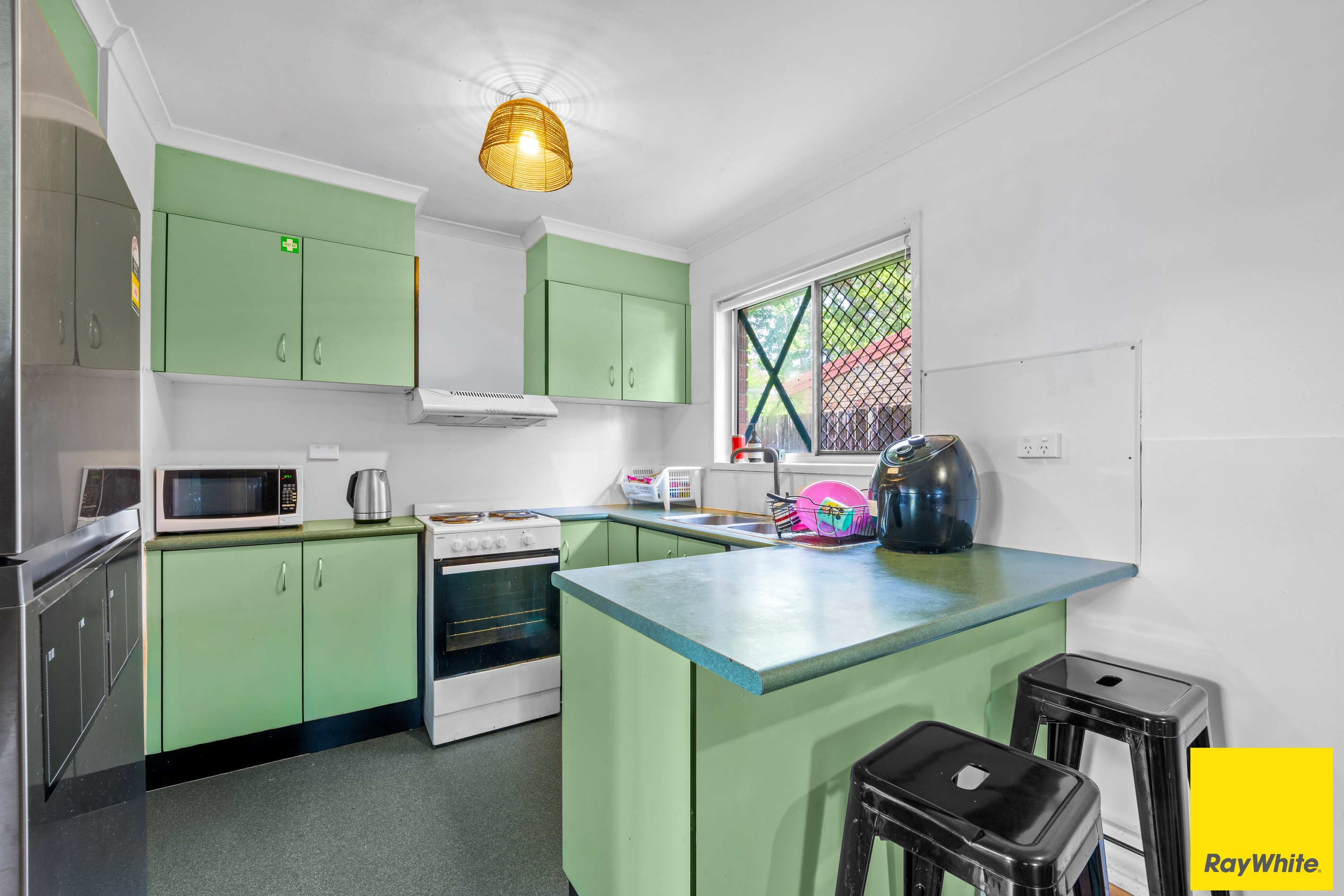 9 Rignold Street, Mooroobool, QLD 4870