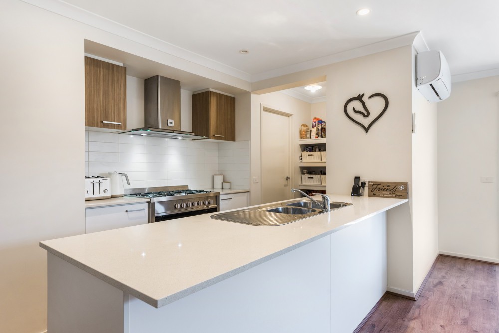 8 Carisbrooke Way, Clyde North, VIC 3978