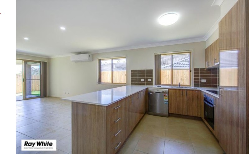 33 Hollyoak Crescent, Pimpama, QLD 4209