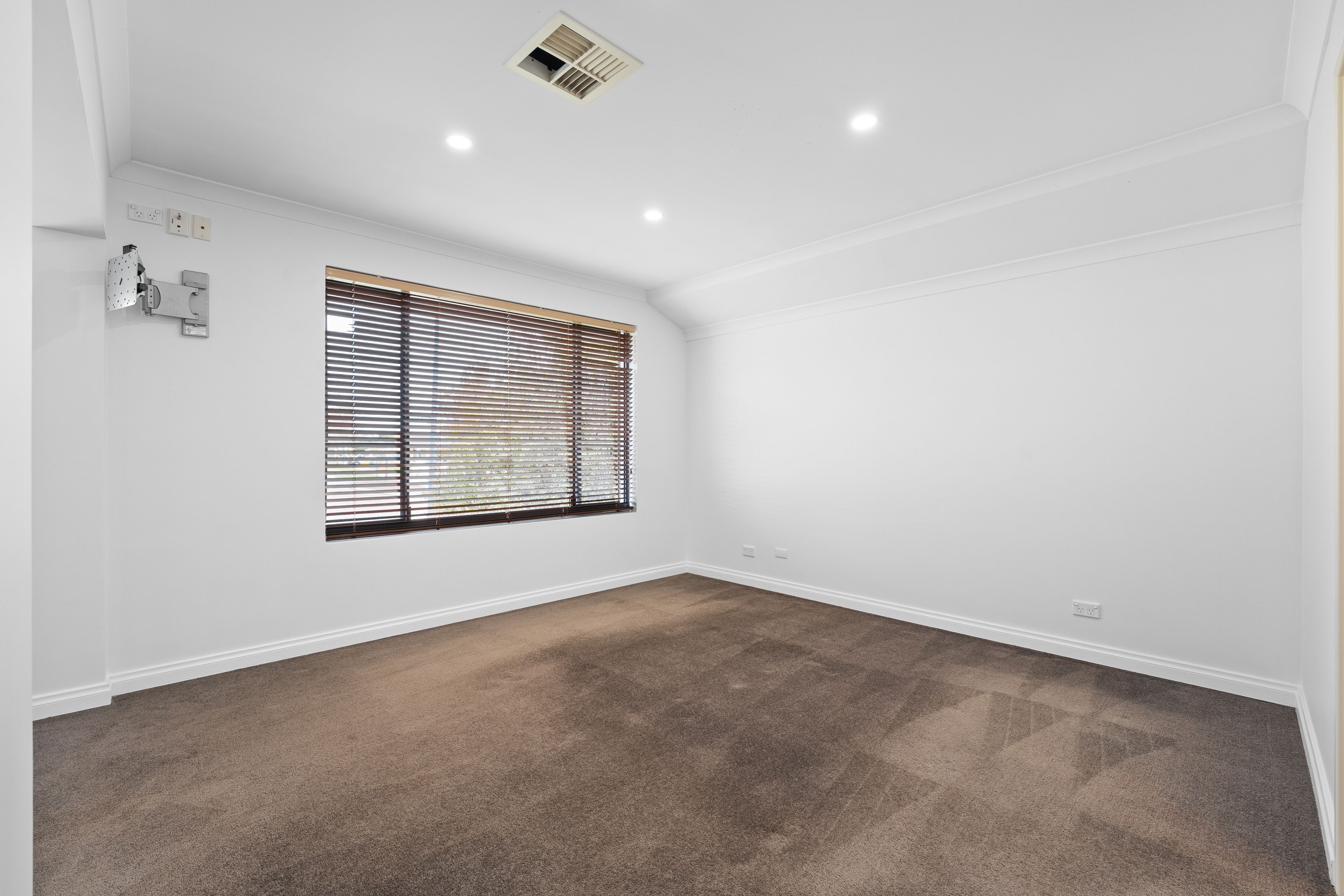 33 Liesham Crescent — photo 4 of 30