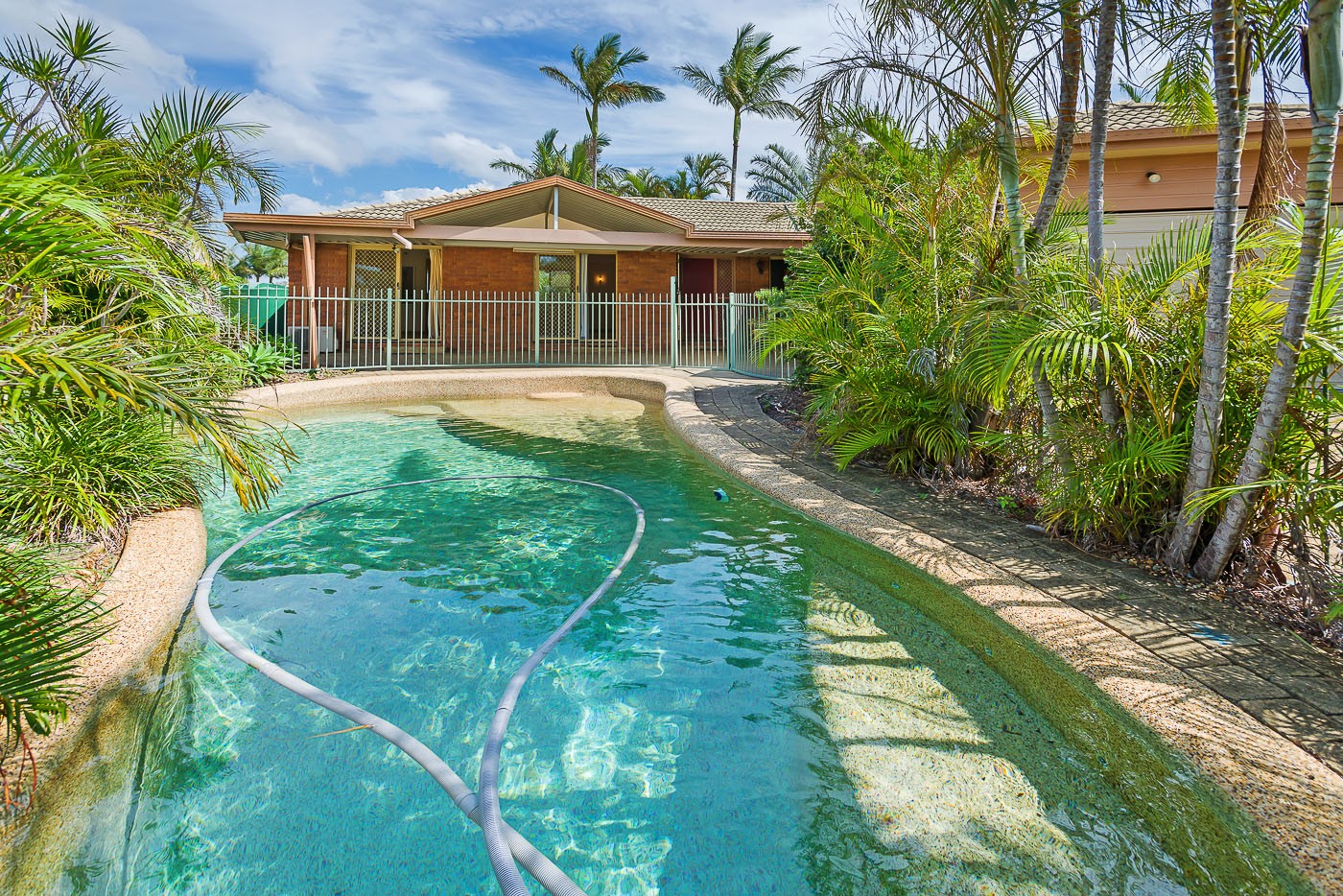 16 Essendon Close, Arundel, QLD 4214