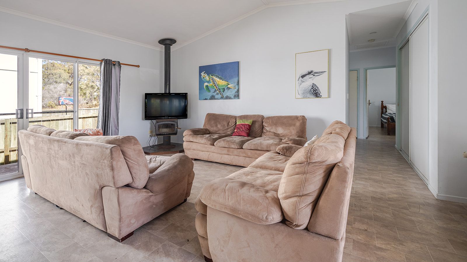 19 Captain Cook Drive — photo 9 of 28