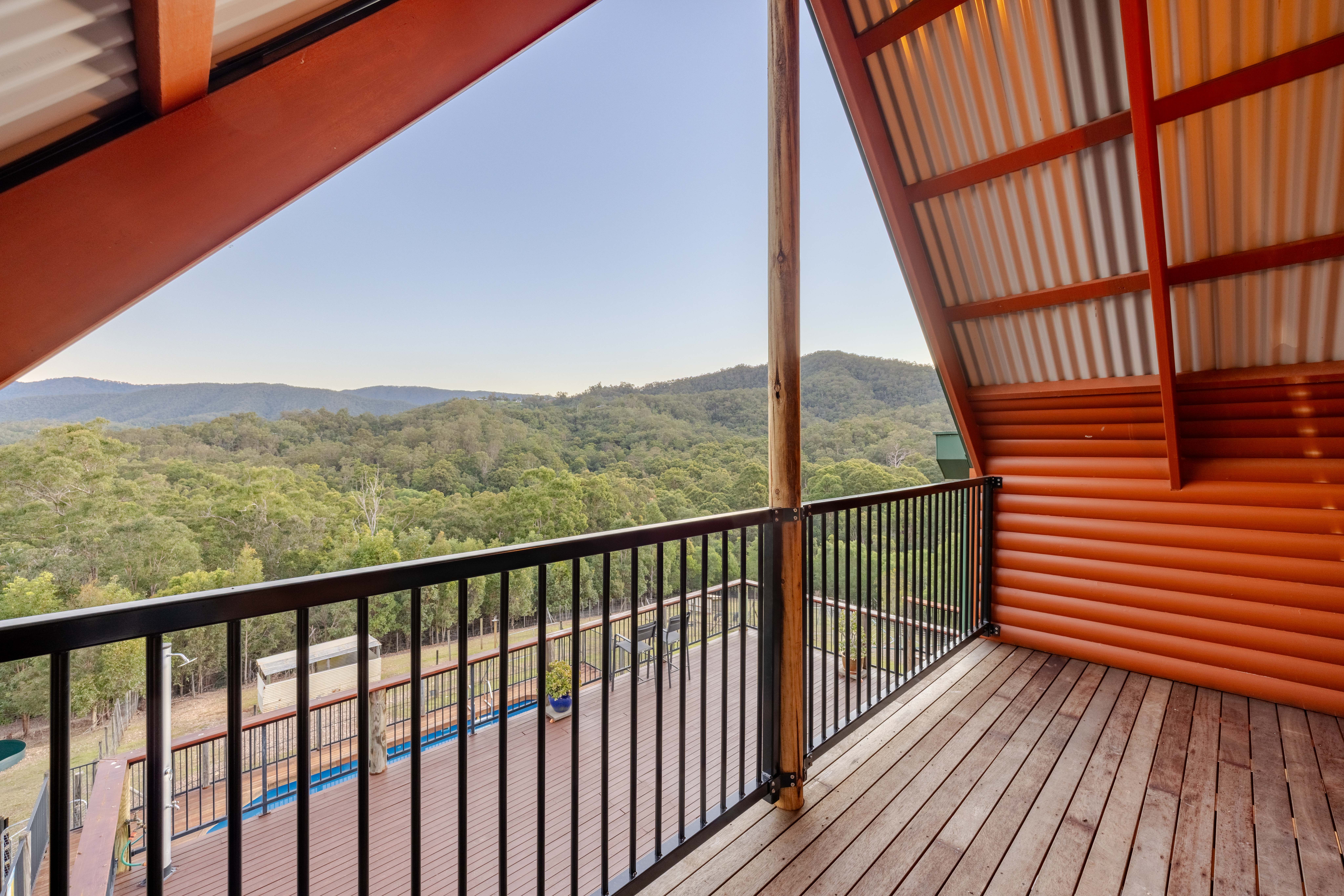 'Twin Peaks' - Idyllic Lifestyle, Spectacular Views And So Much More — photo 6 of 24