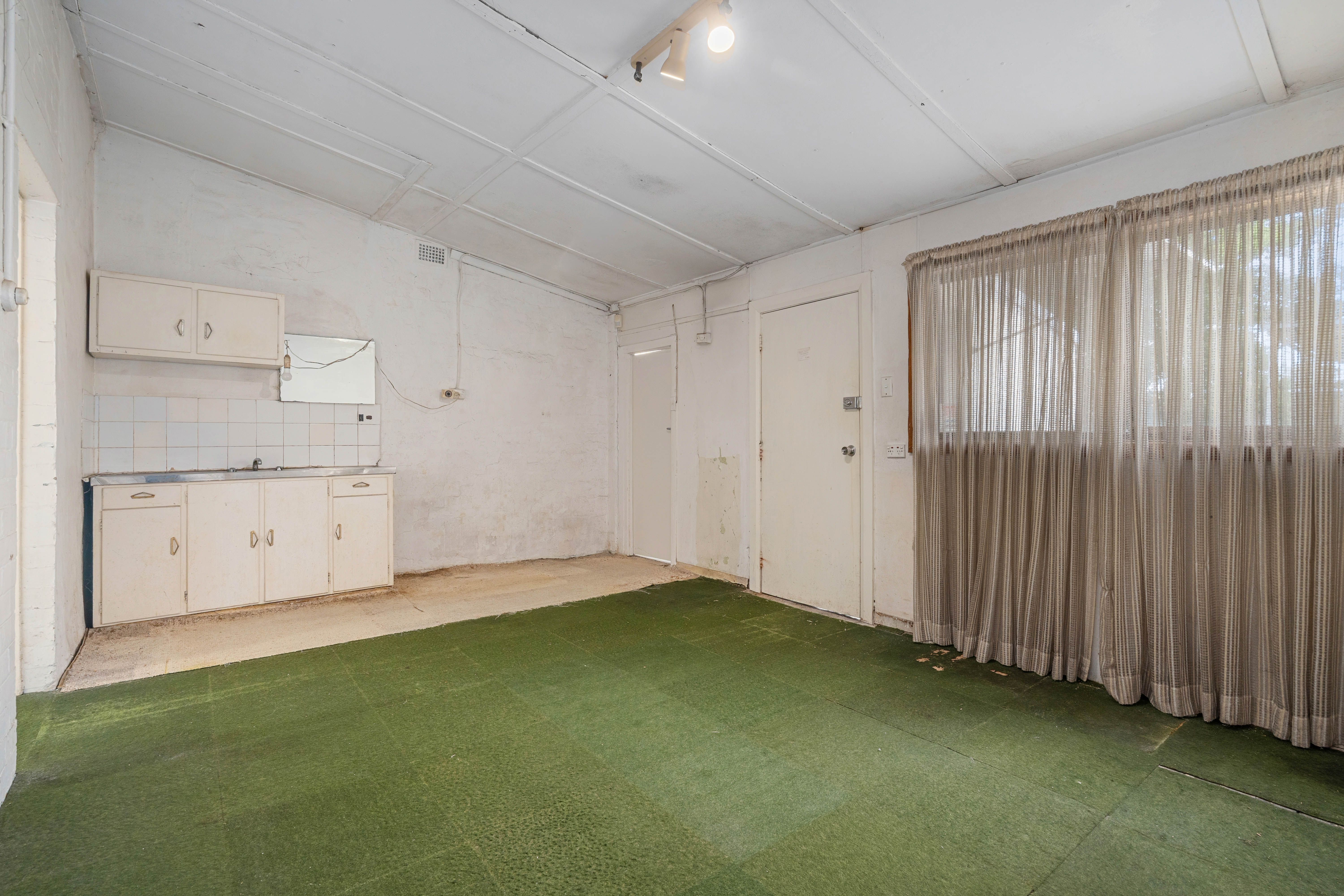 652 Forest Road — photo 6 of 8