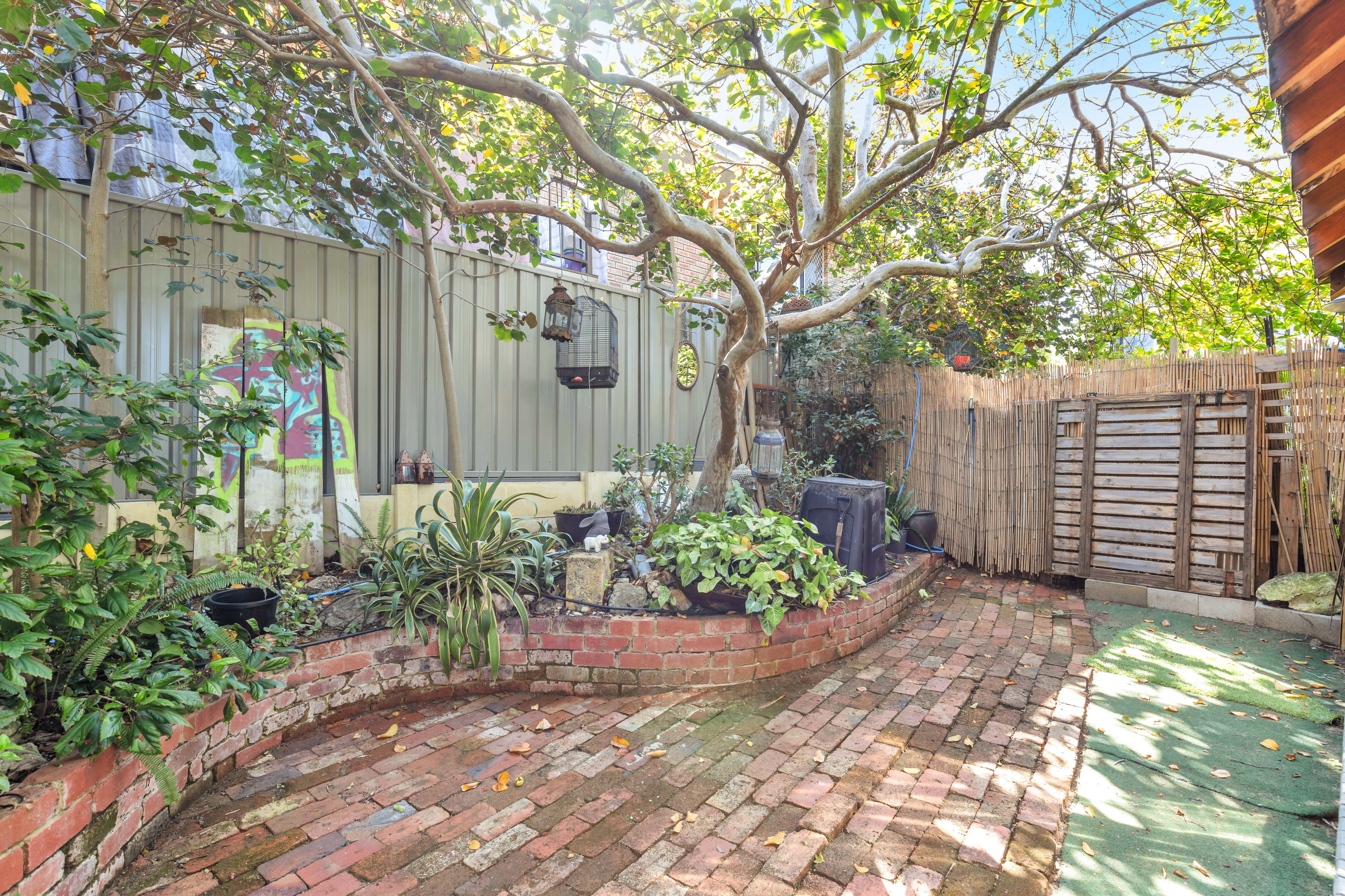 10 Trusting Lane, White Gum Valley, WA 6162