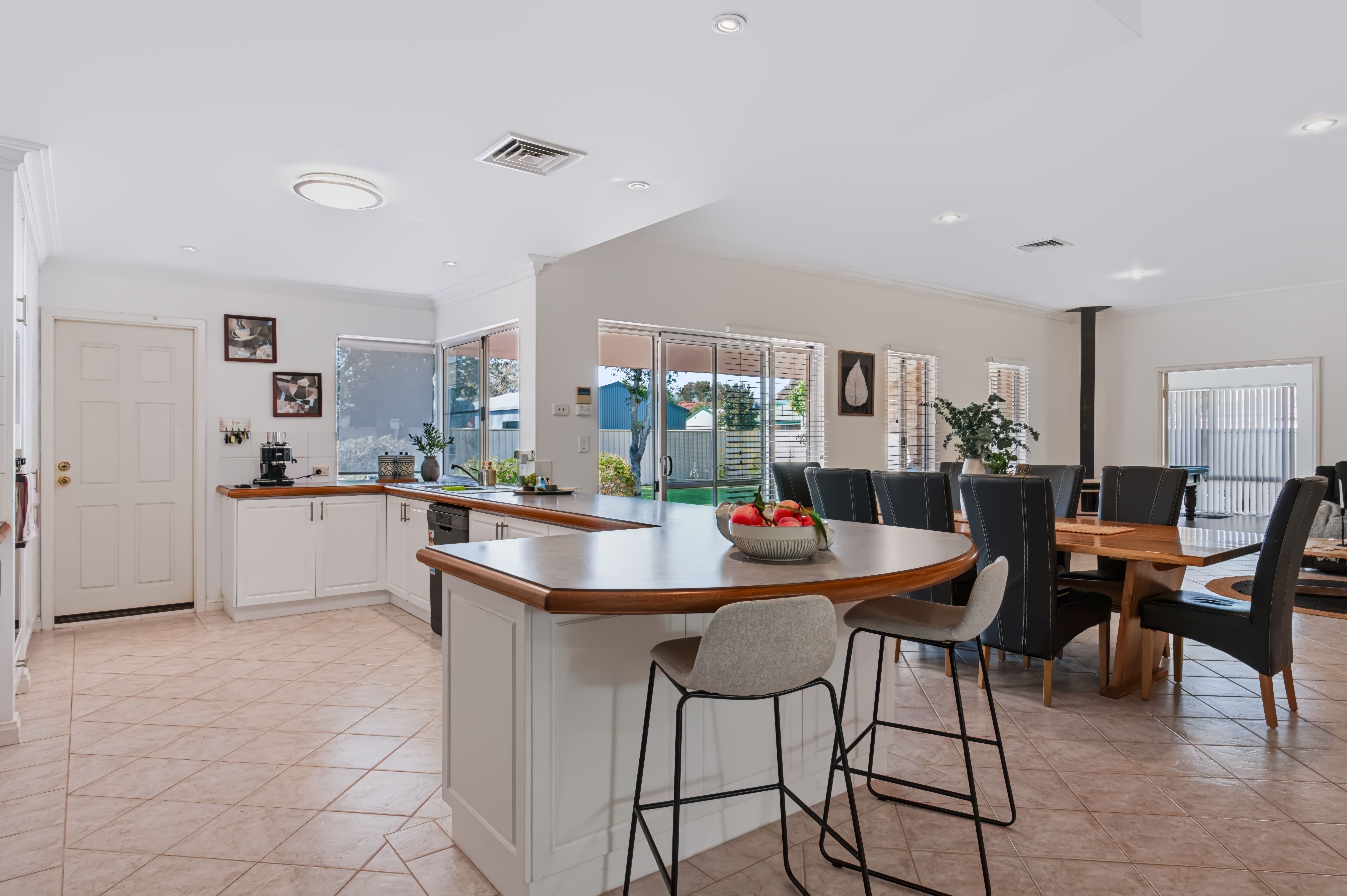 15 Beaufort Crescent — photo 4 of 30