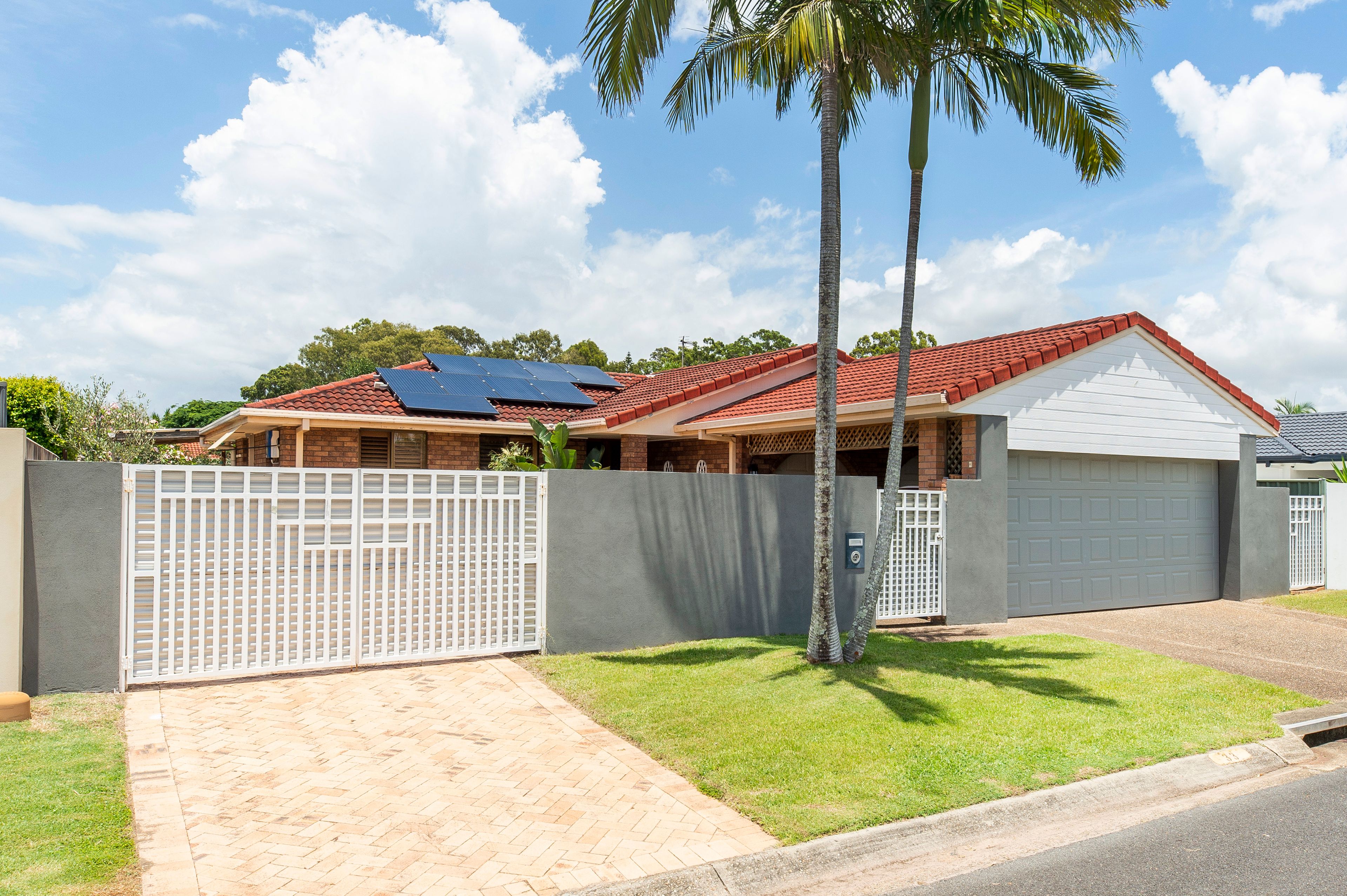 33 Lakefield Crescent, Paradise Point, QLD 4216