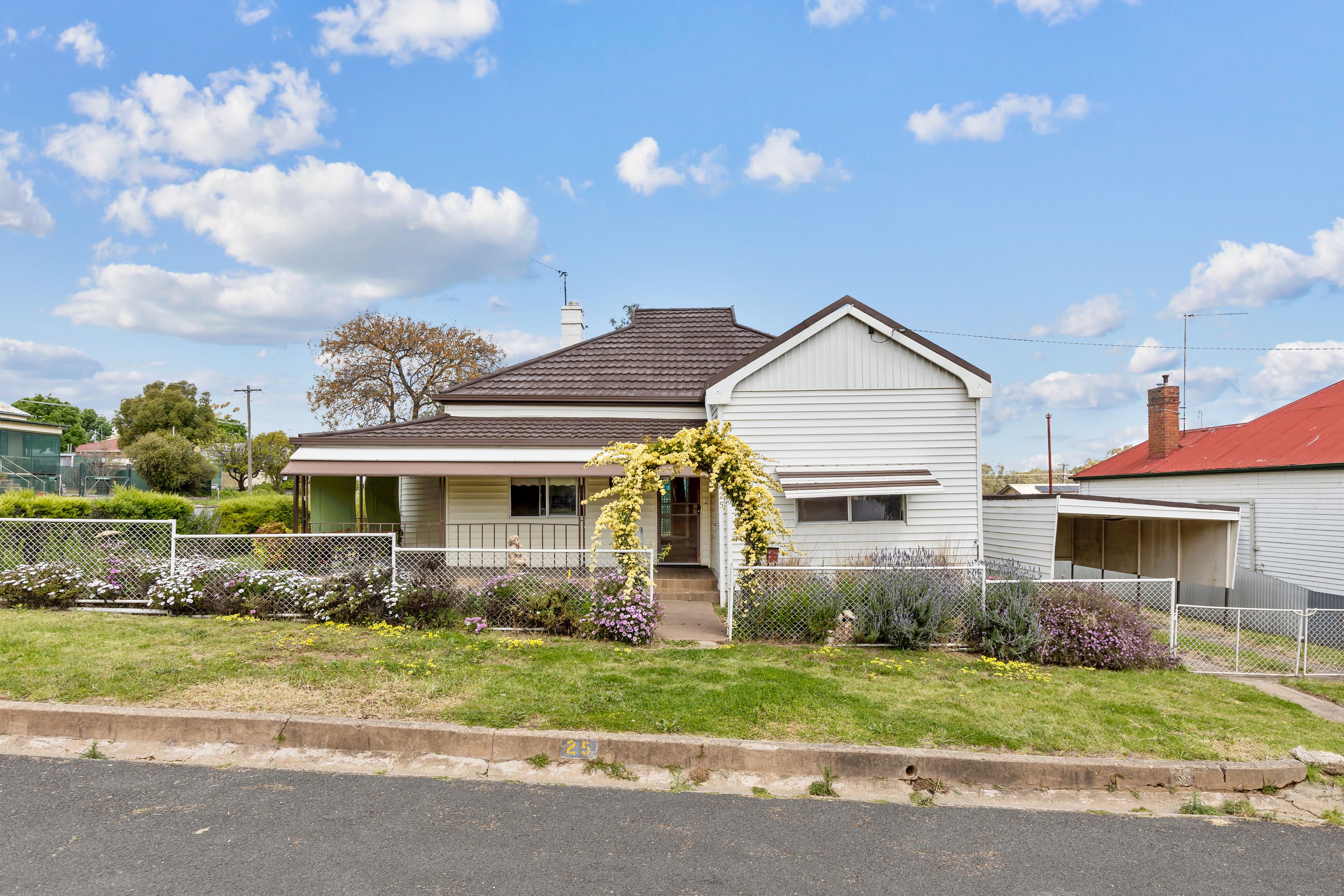 25 Crown Street — photo from Ray White Junee