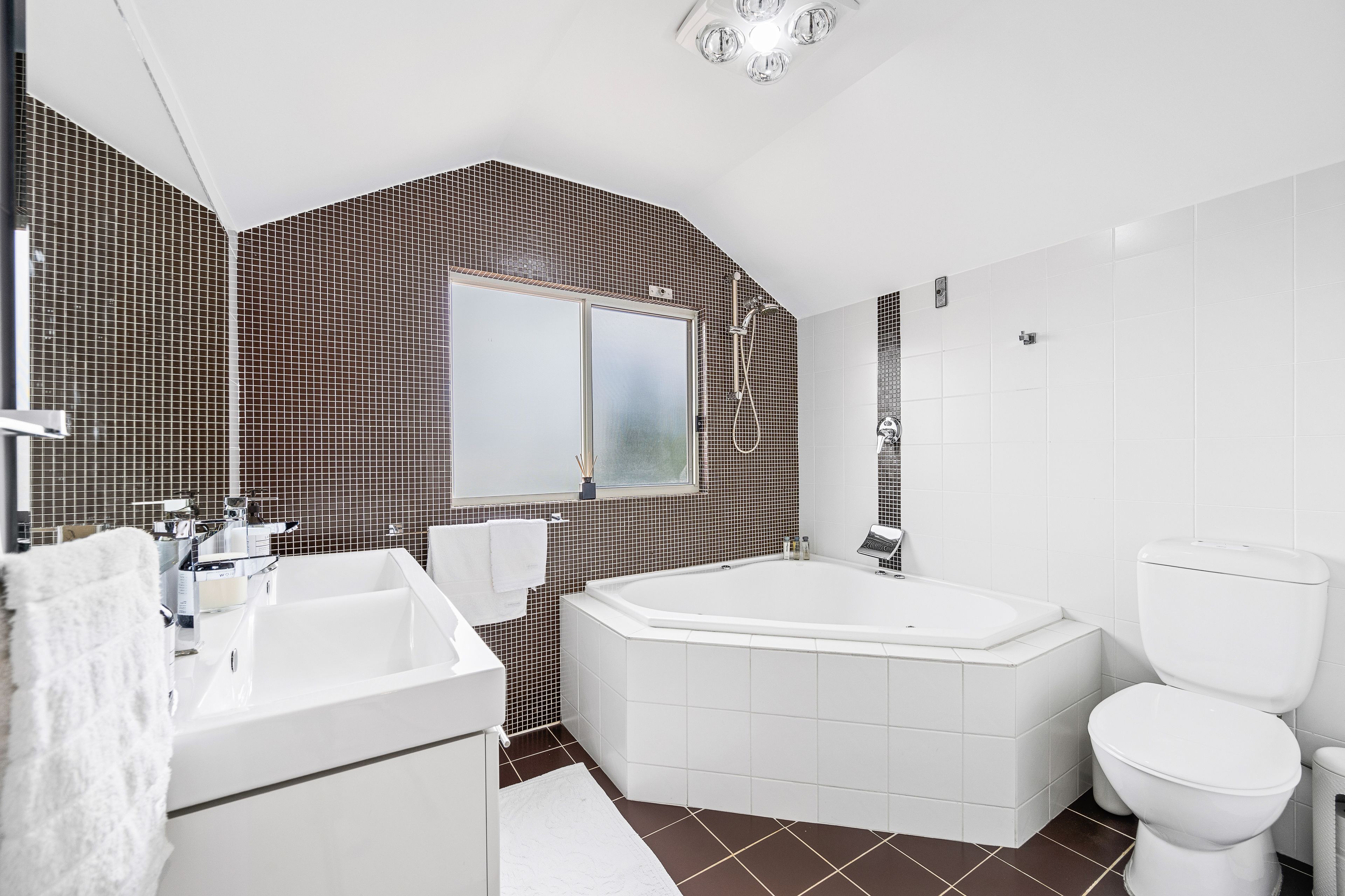 60 Vivienne Street — photo 8 of 16
