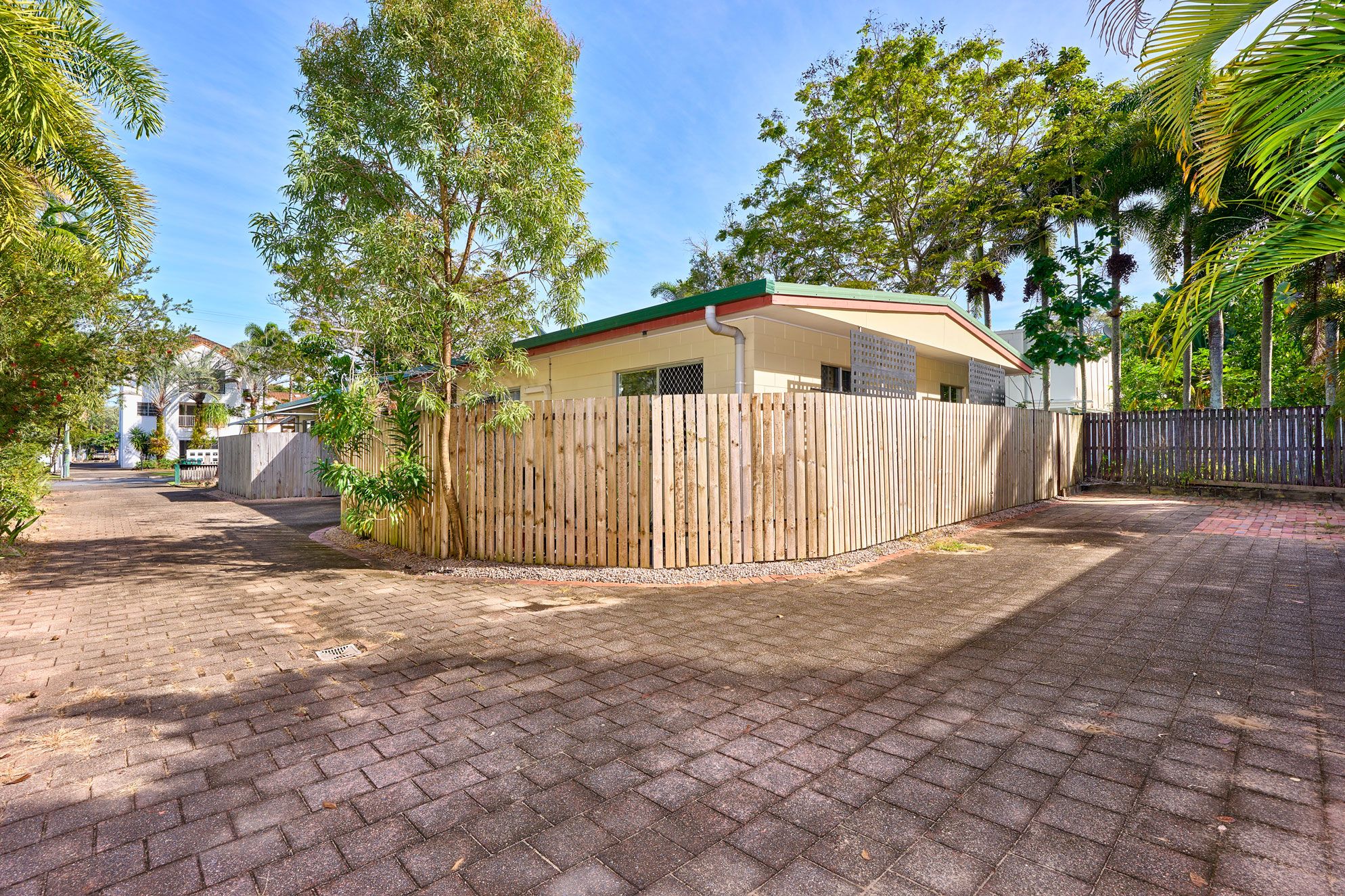 2/8 Boden Street — photo 9 of 12