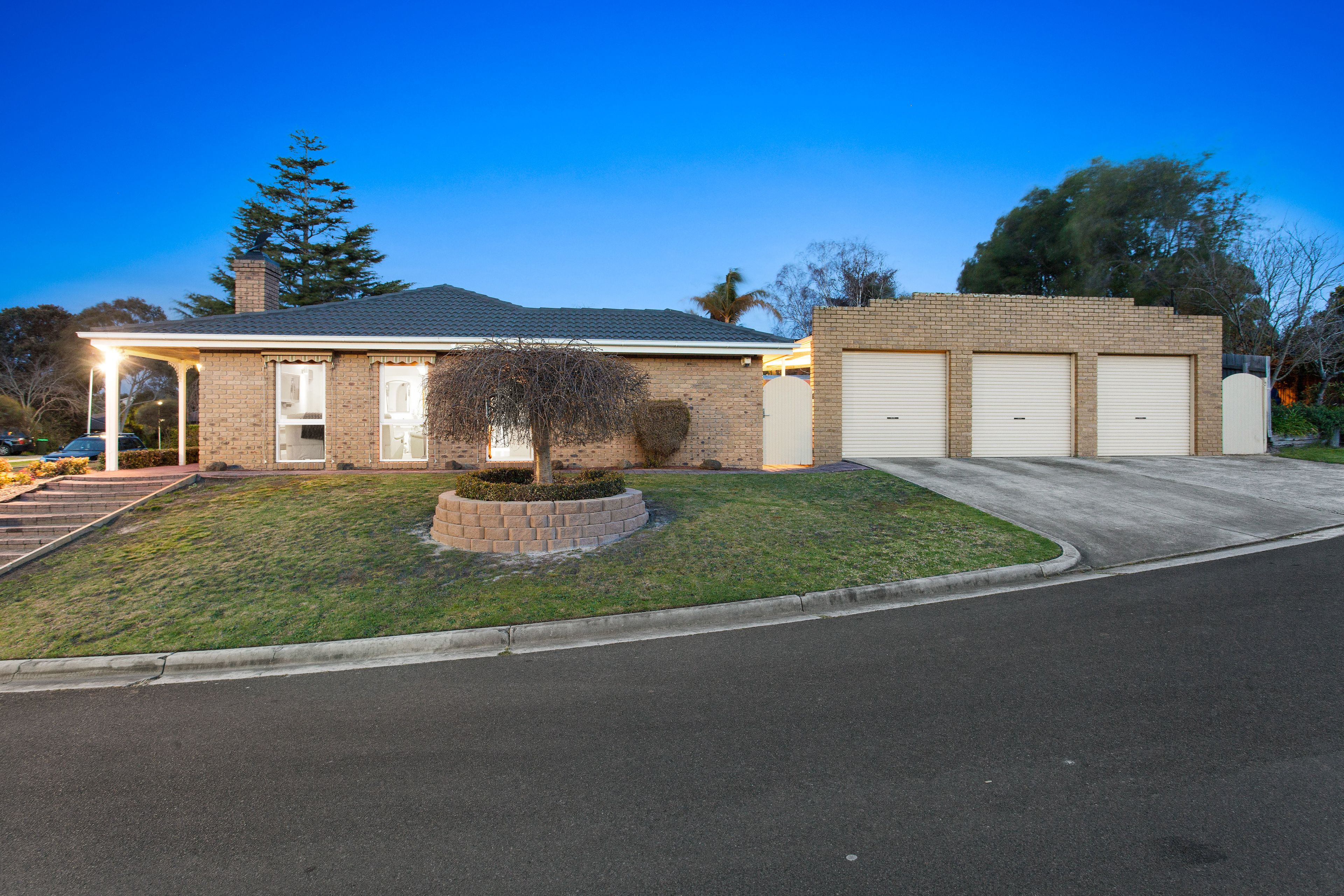 1 Dorchester Court, Frankston, VIC 3199
