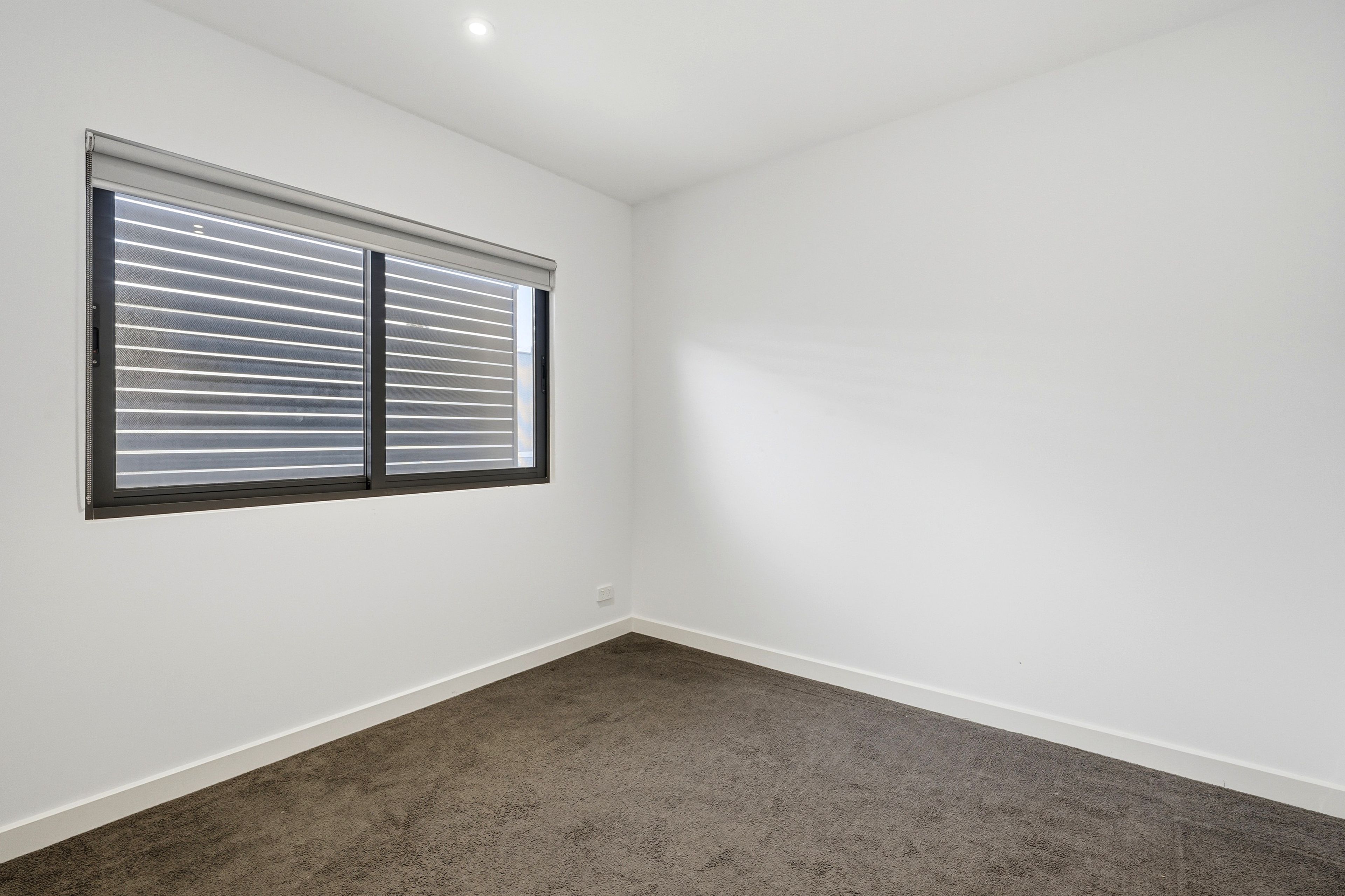 102/4 Lawson Street — photo 7 of 10