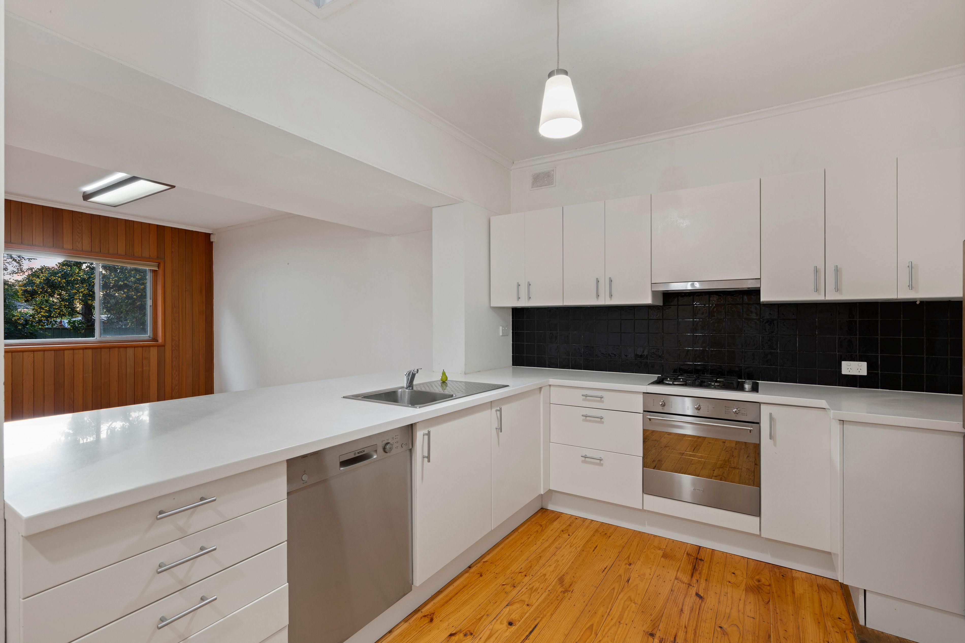 8 Hamish Grove — photo 14 of 27