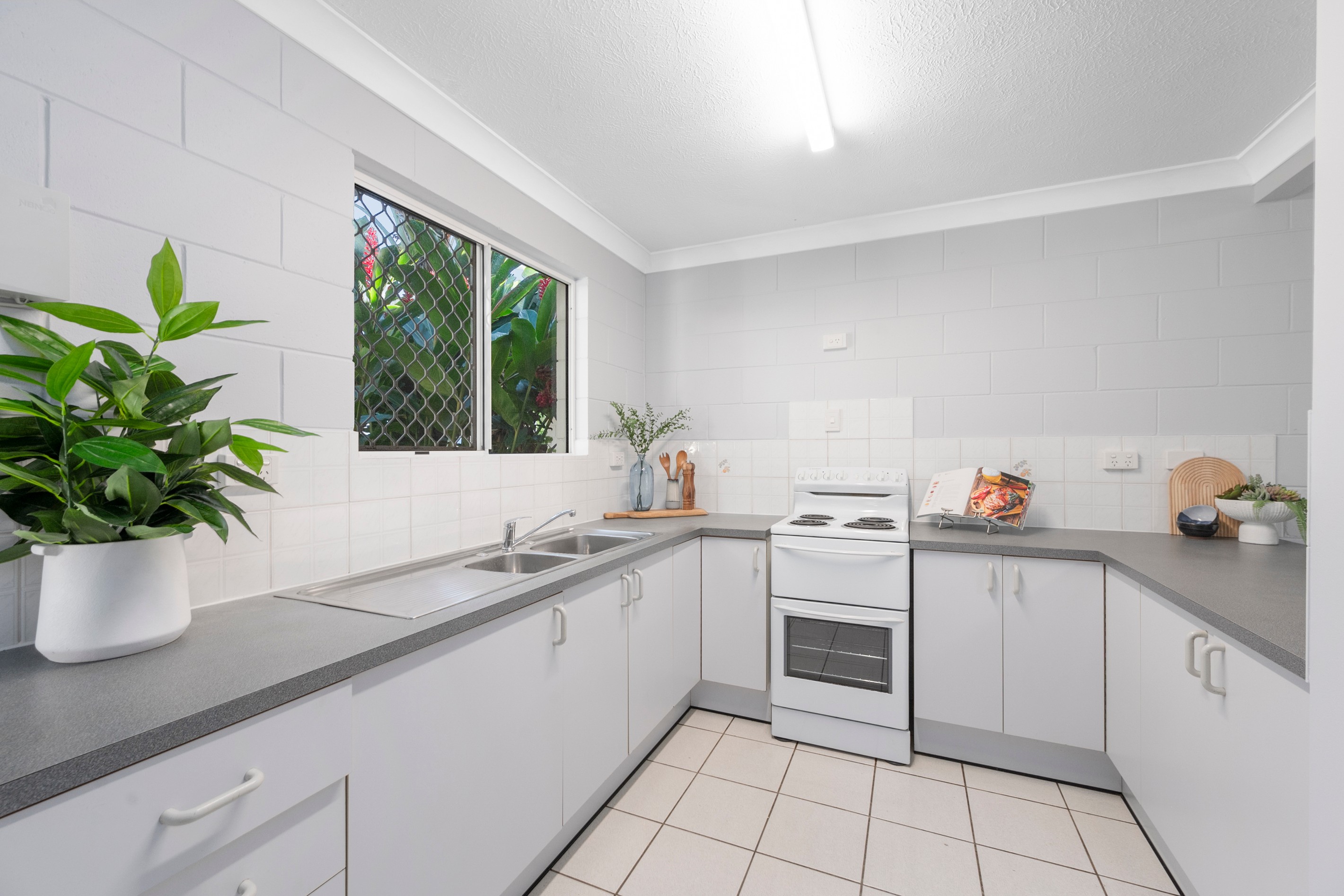 2/16 Marks Street, Hermit Park, QLD 4812