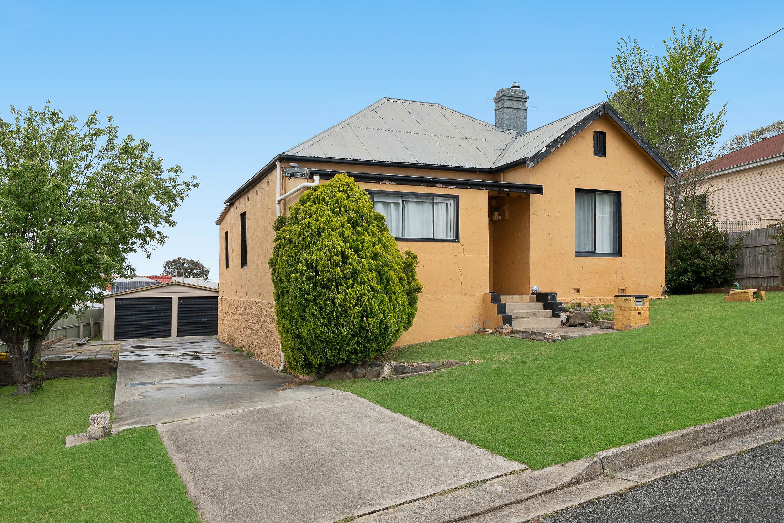 16 Lansdowne Street — photo from Ray White Goulburn