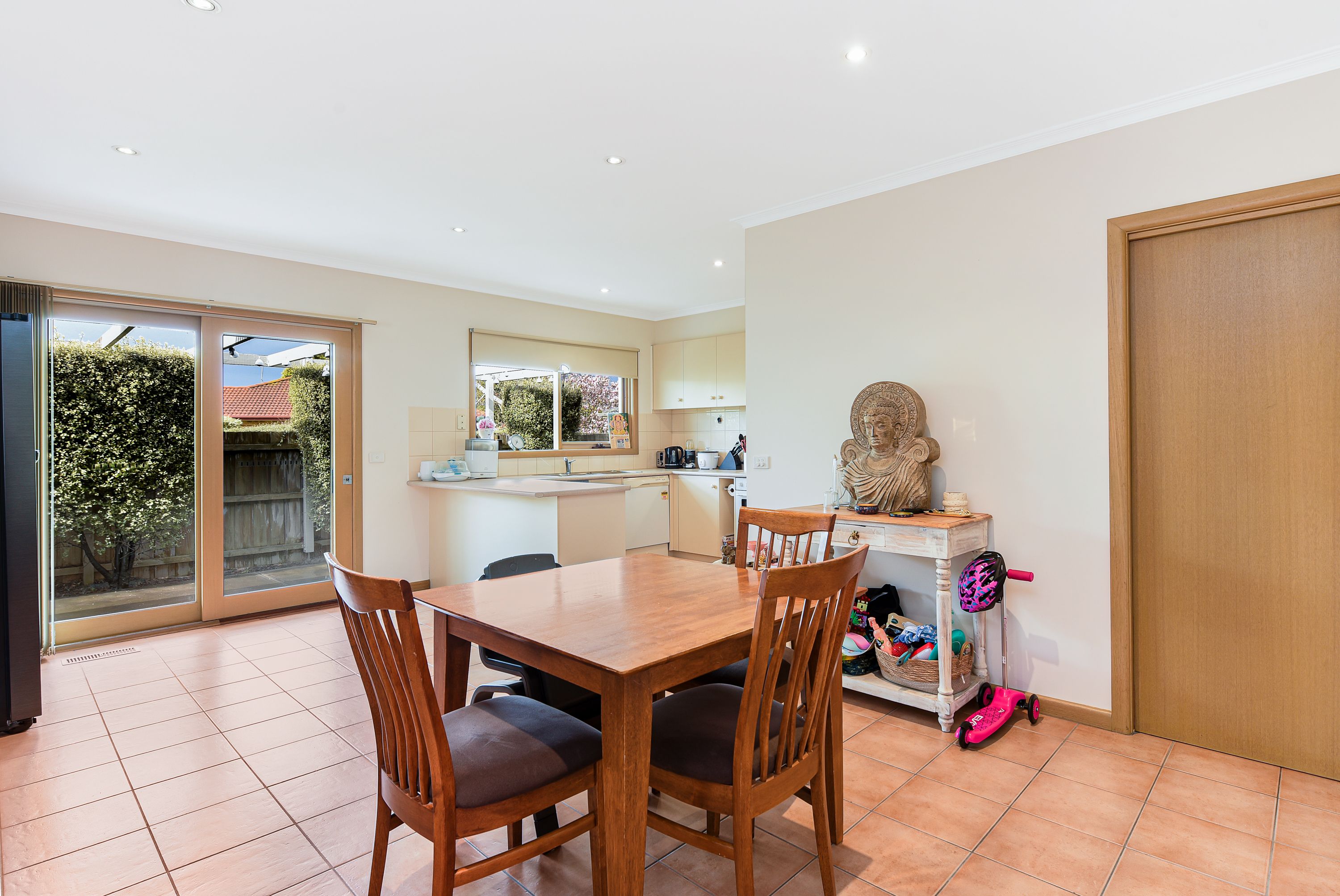 2/36 Cambridge Drive — photo 3 of 9