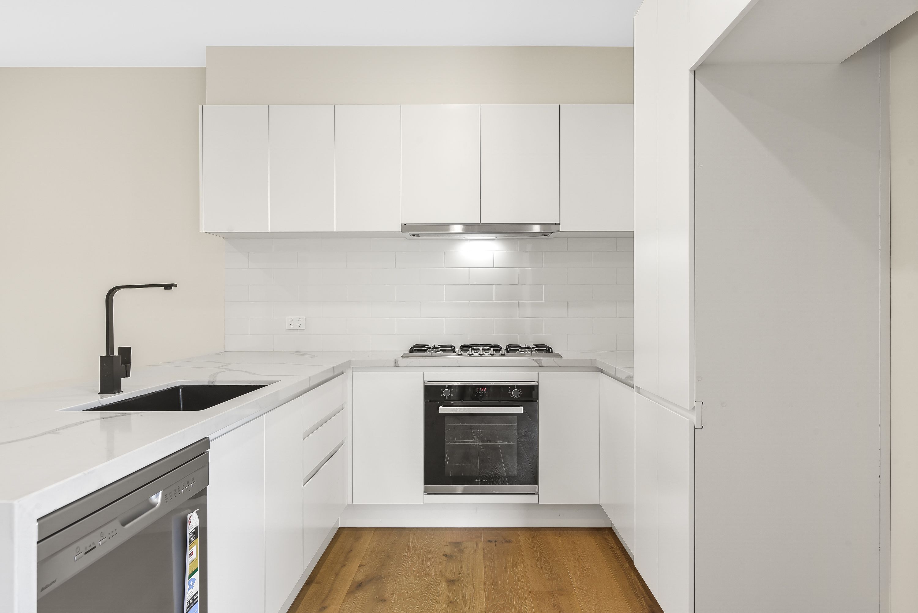 2/4 Gordon Avenue — photo 3 of 9