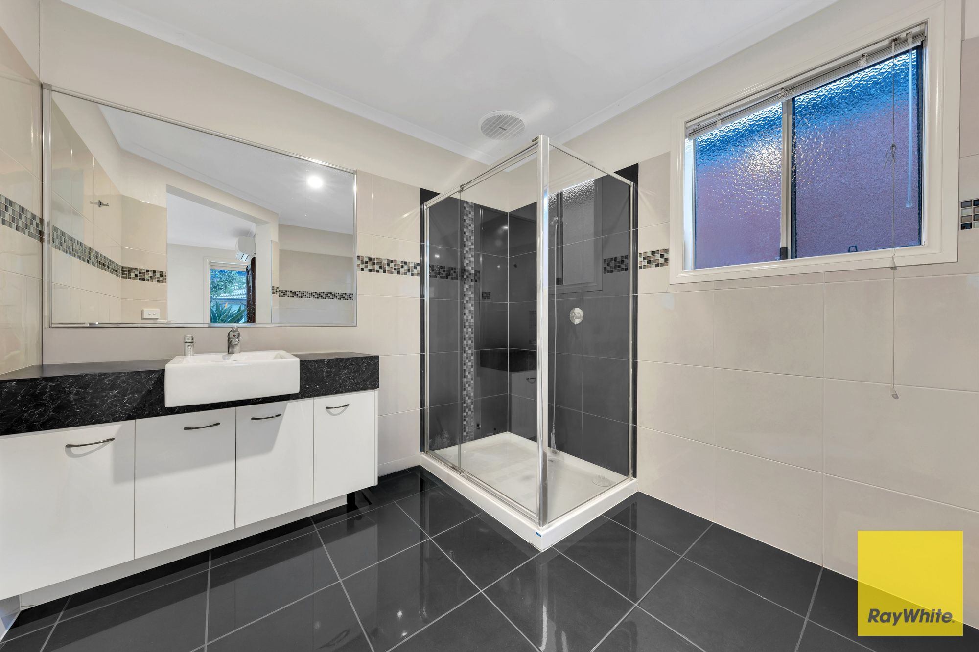 22 Lamington Drive — photo 4 of 18