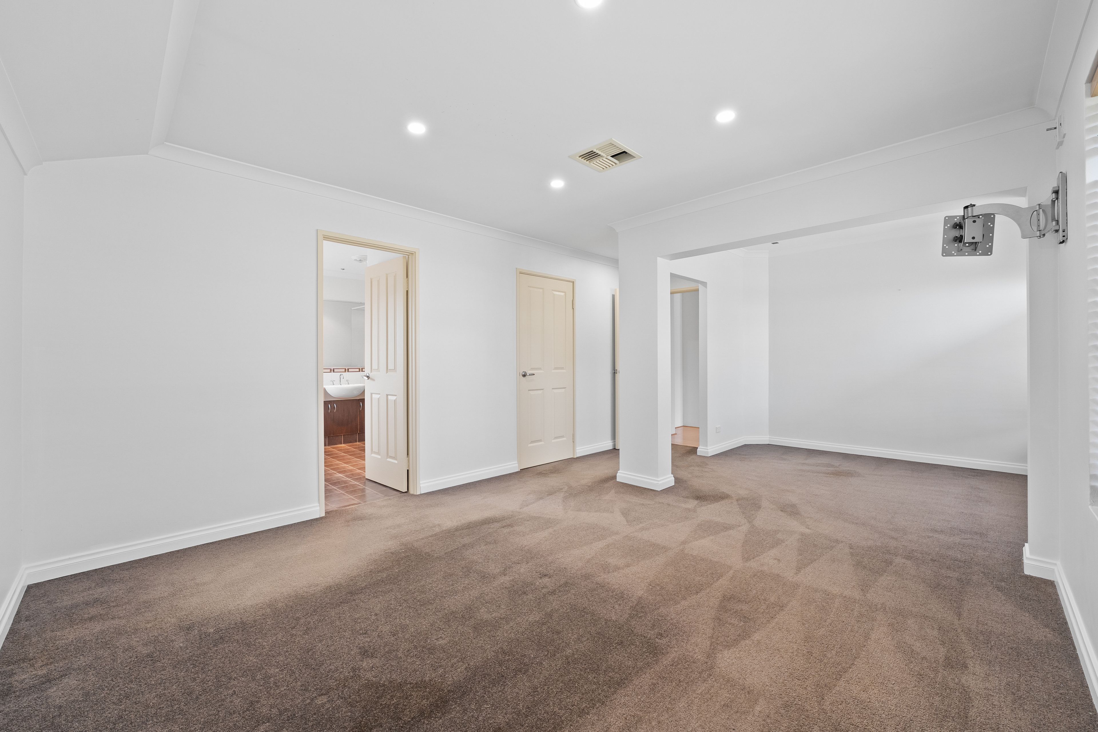 33 Liesham Crescent — photo 5 of 30