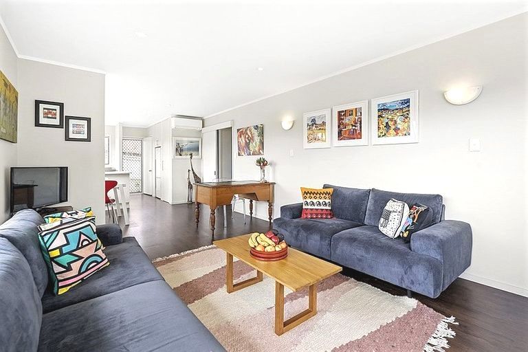 1/141 Chivalry Road, Glenfield, North Shore City