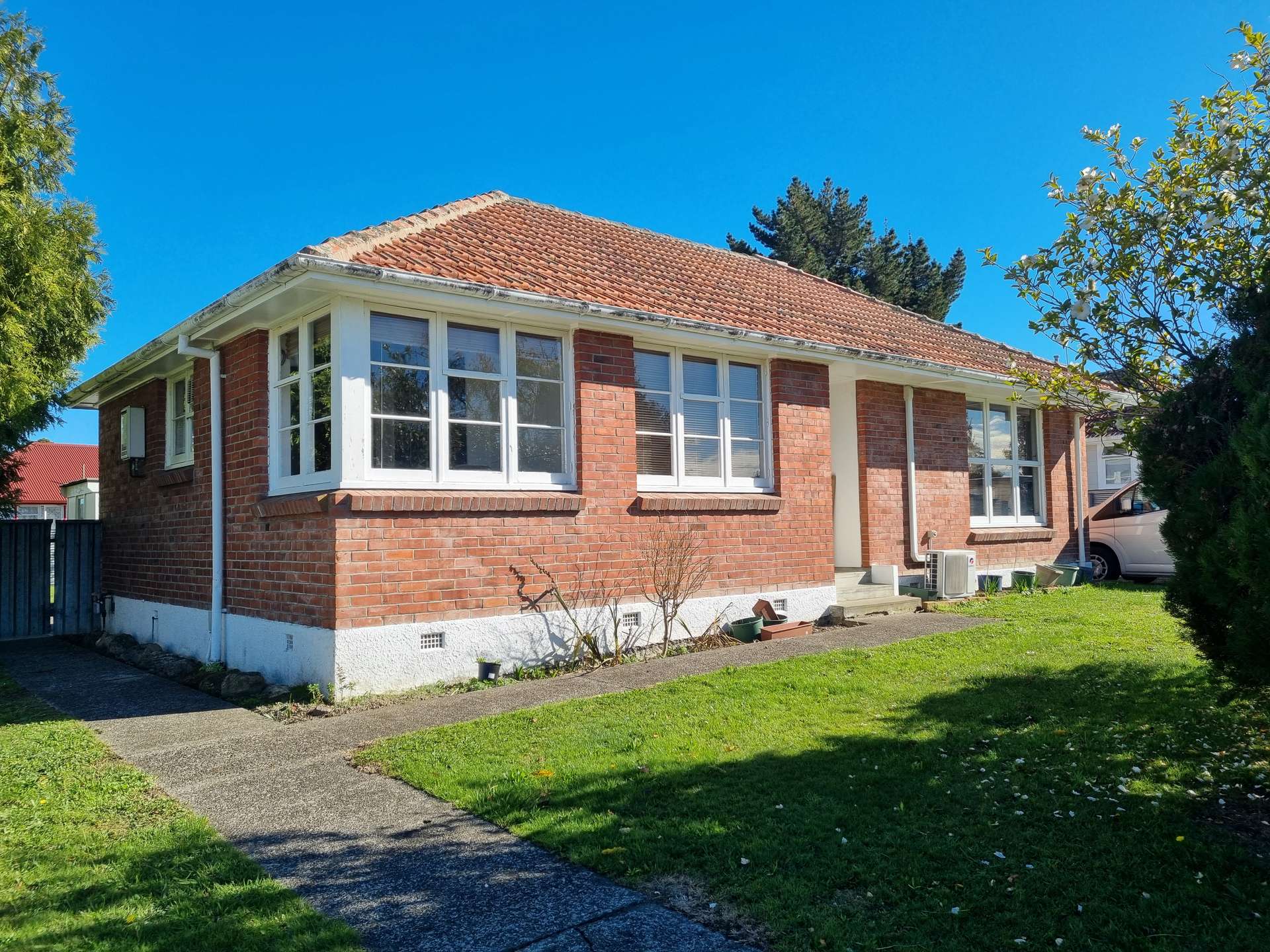27 Crewe Crescent photo 0
