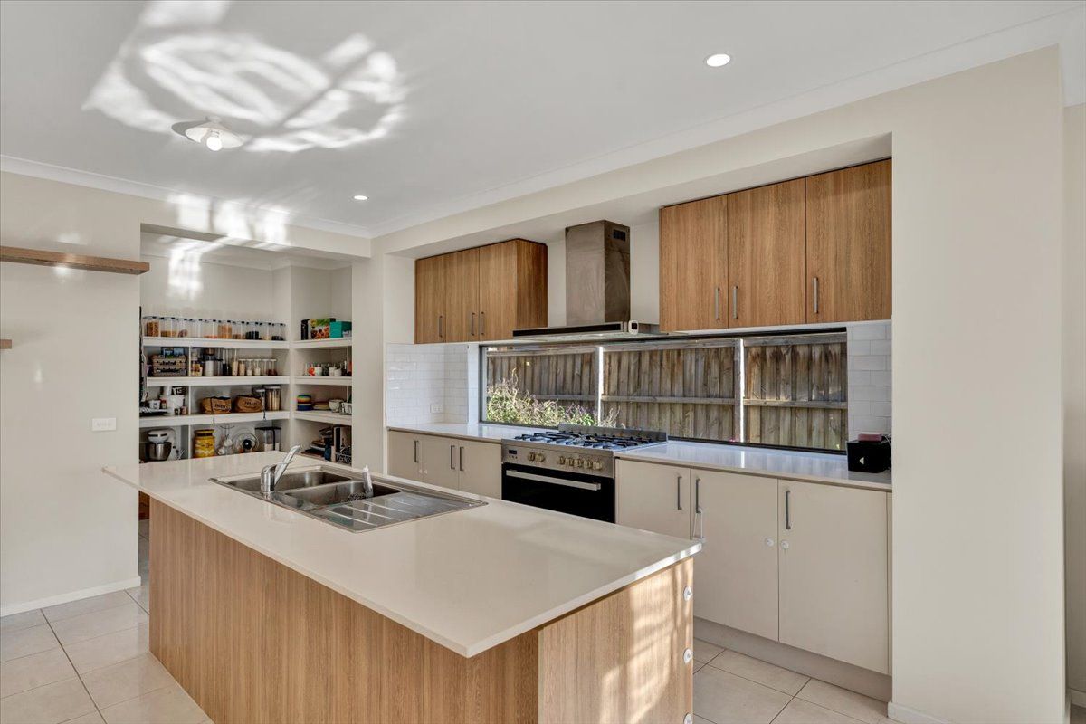 18 Honeyblossom Street, MANOR LAKES, VIC 3024
