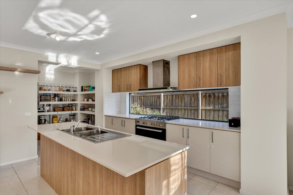 18 Honeyblossom Street, MANOR LAKES, VIC 3024