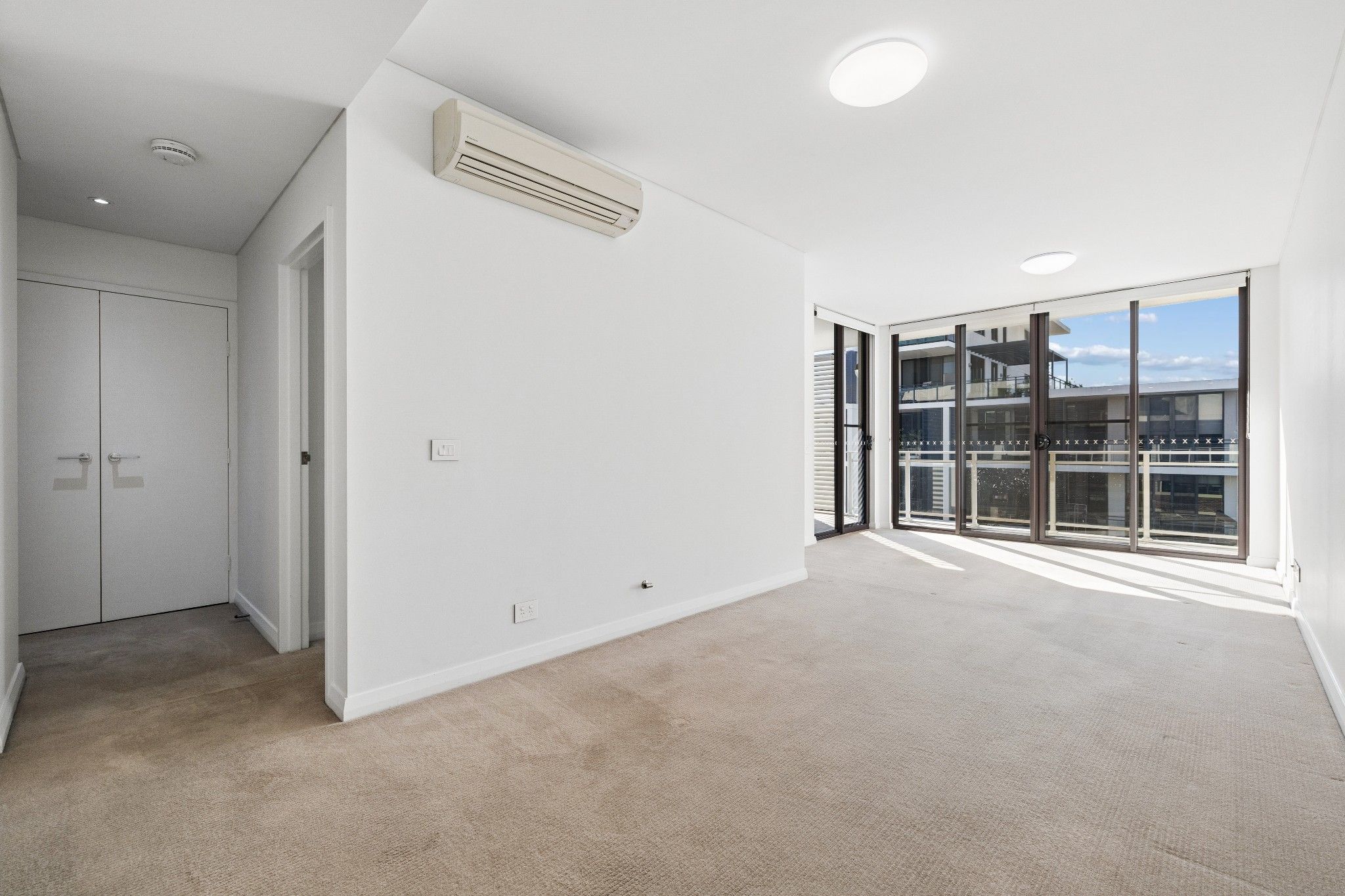 527/43 Amalfi Drive — photo 7 of 19