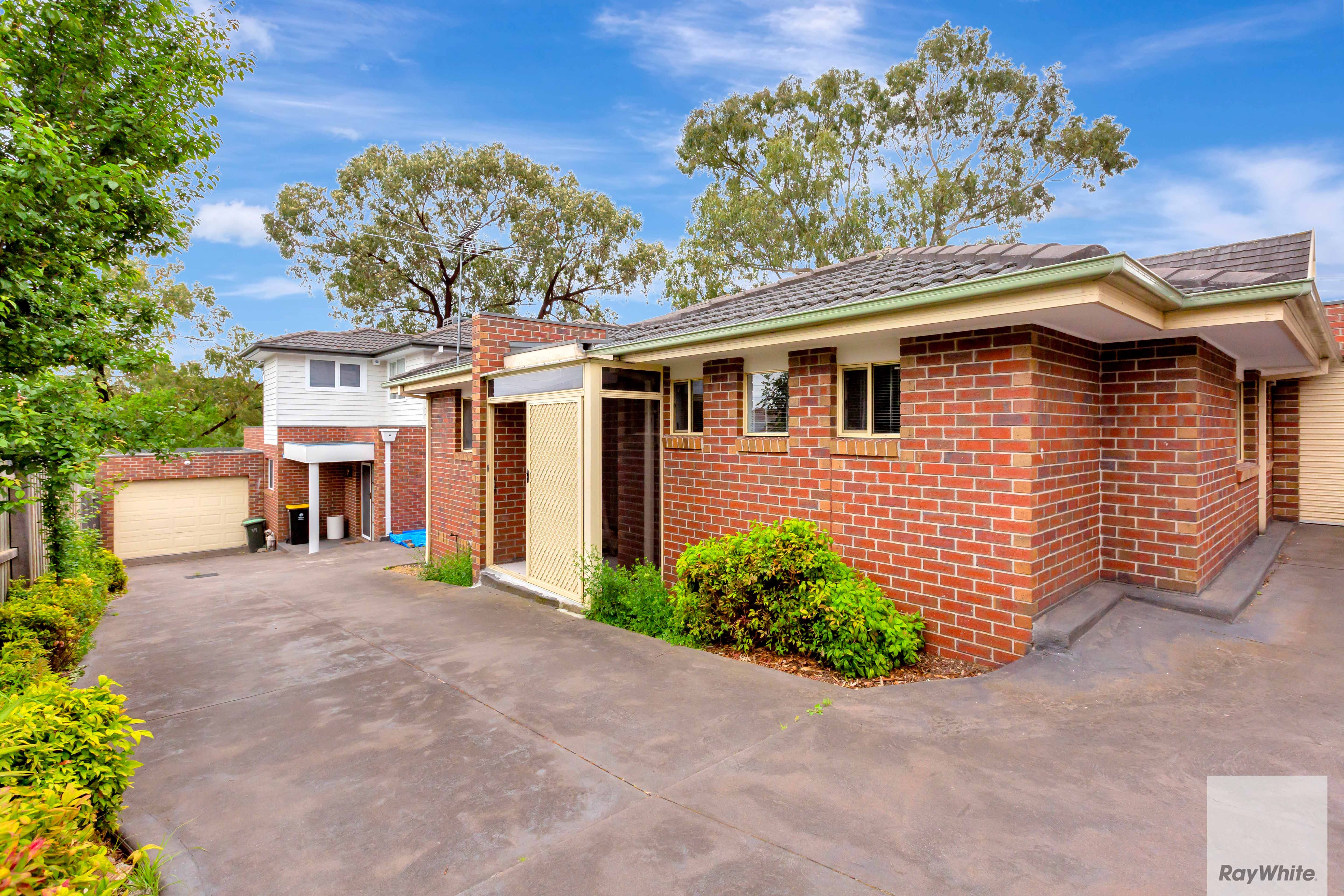 2/9 Oak Street — photo from Ray White Pascoe Vale