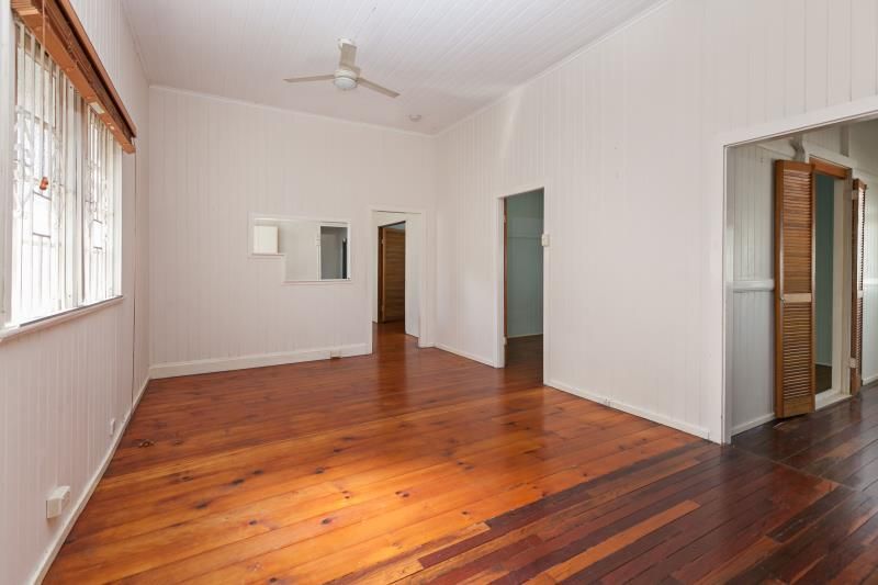 8 Ashgrove Crescent — photo 4 of 8