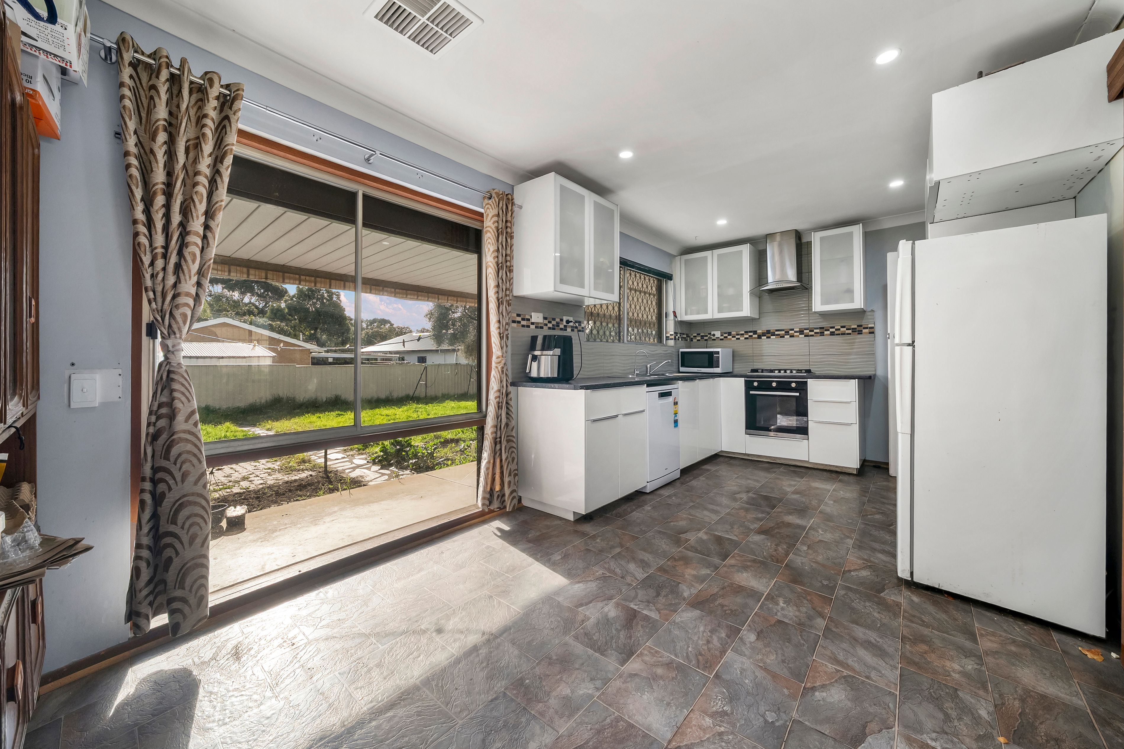 685 North East Road — photo 8 of 14