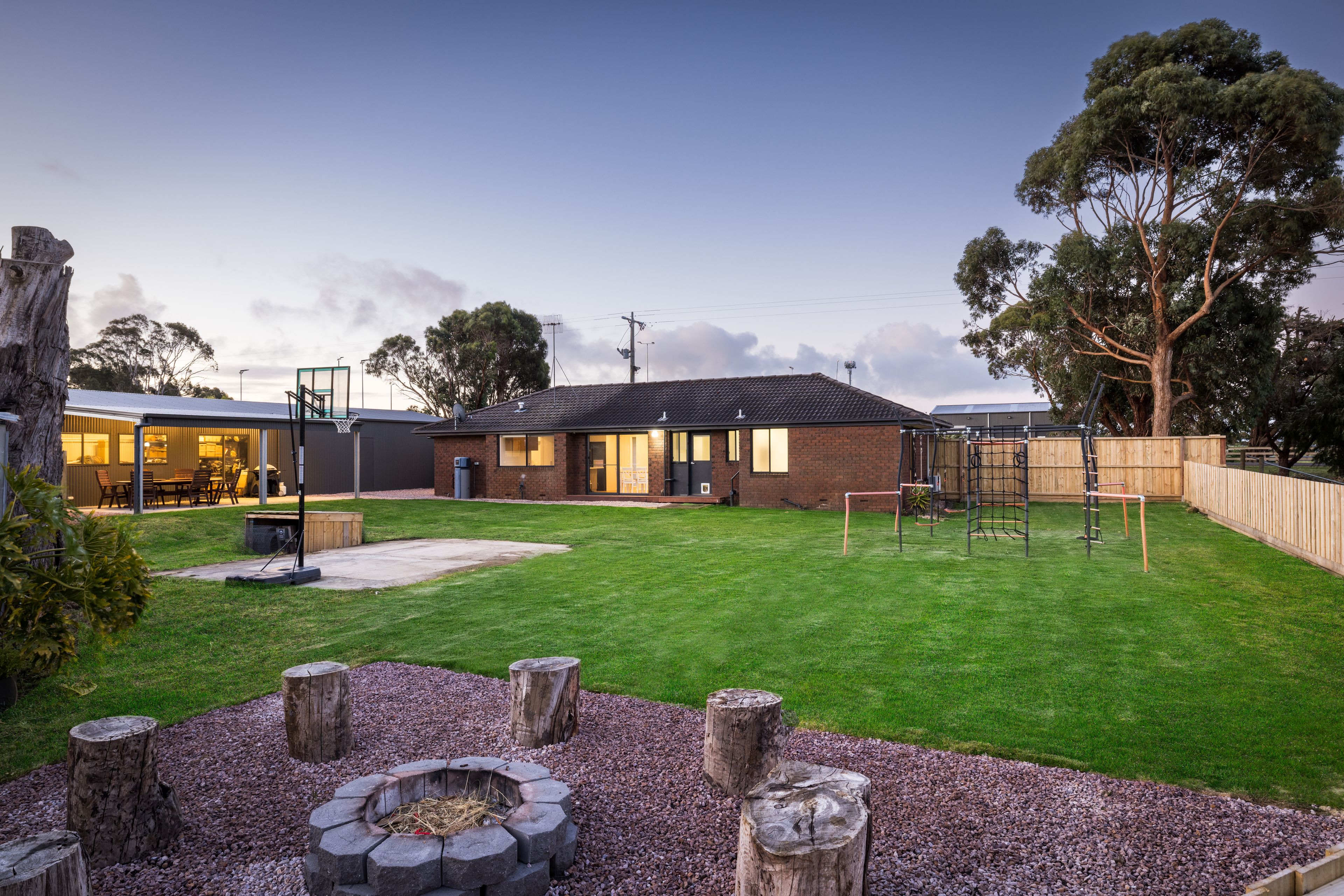10 Barries Road, Bushfield, VIC 3281