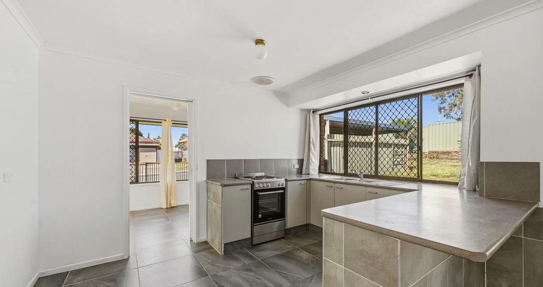 2 Champagne Crescent — photo 4 of 10