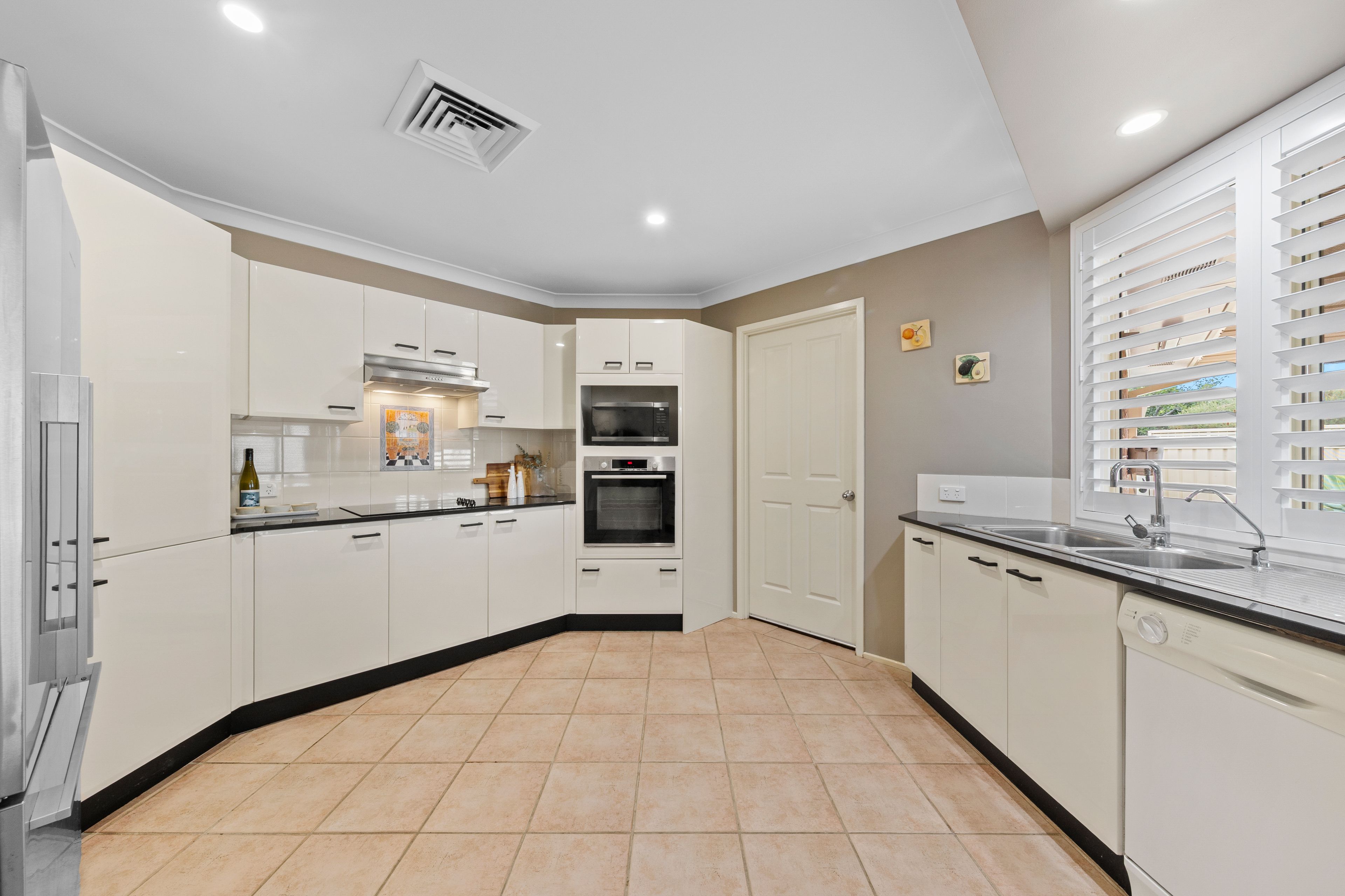 305 Maryland Drive — photo 3 of 24