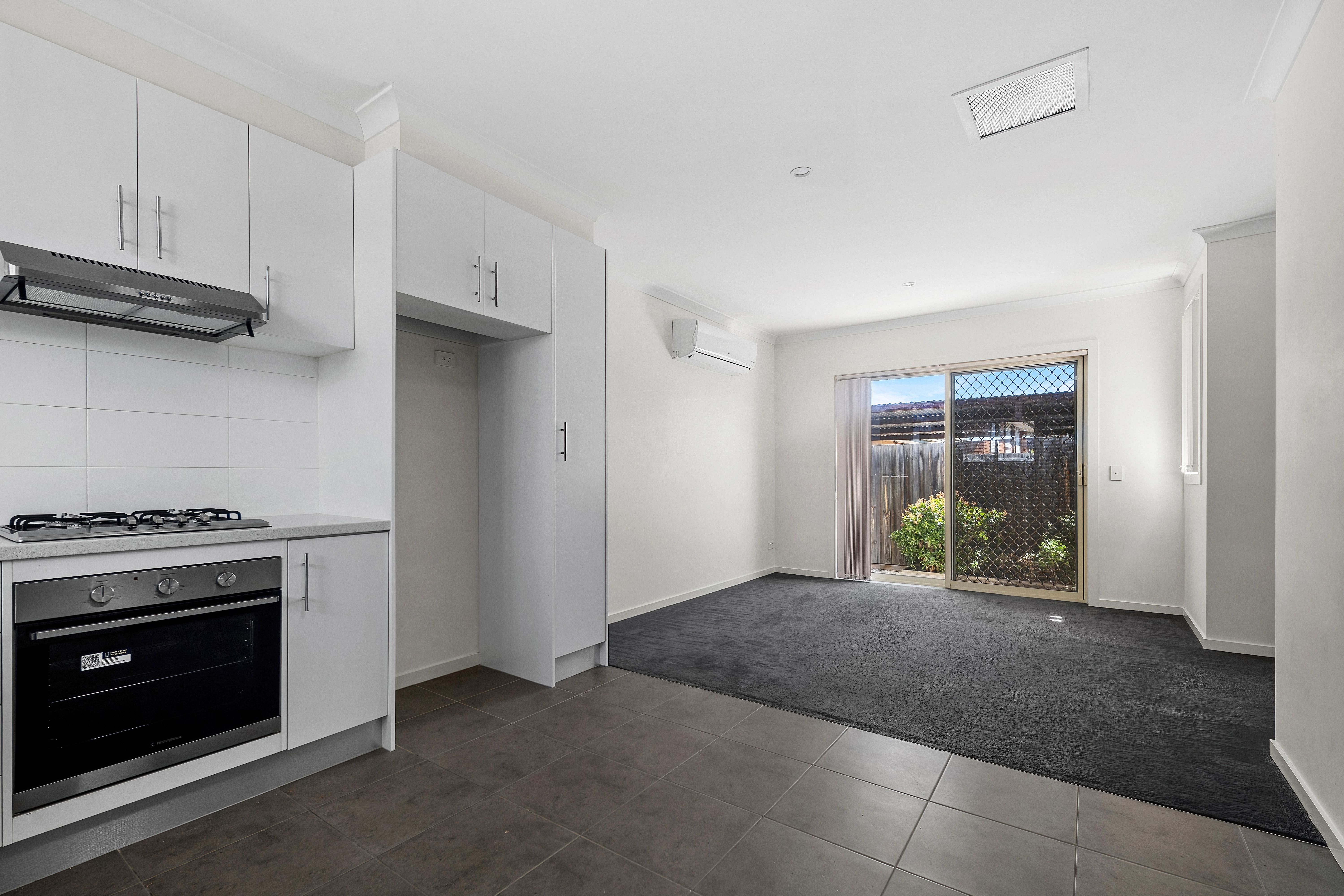 2/8 Mckinnon Street — photo 4 of 13