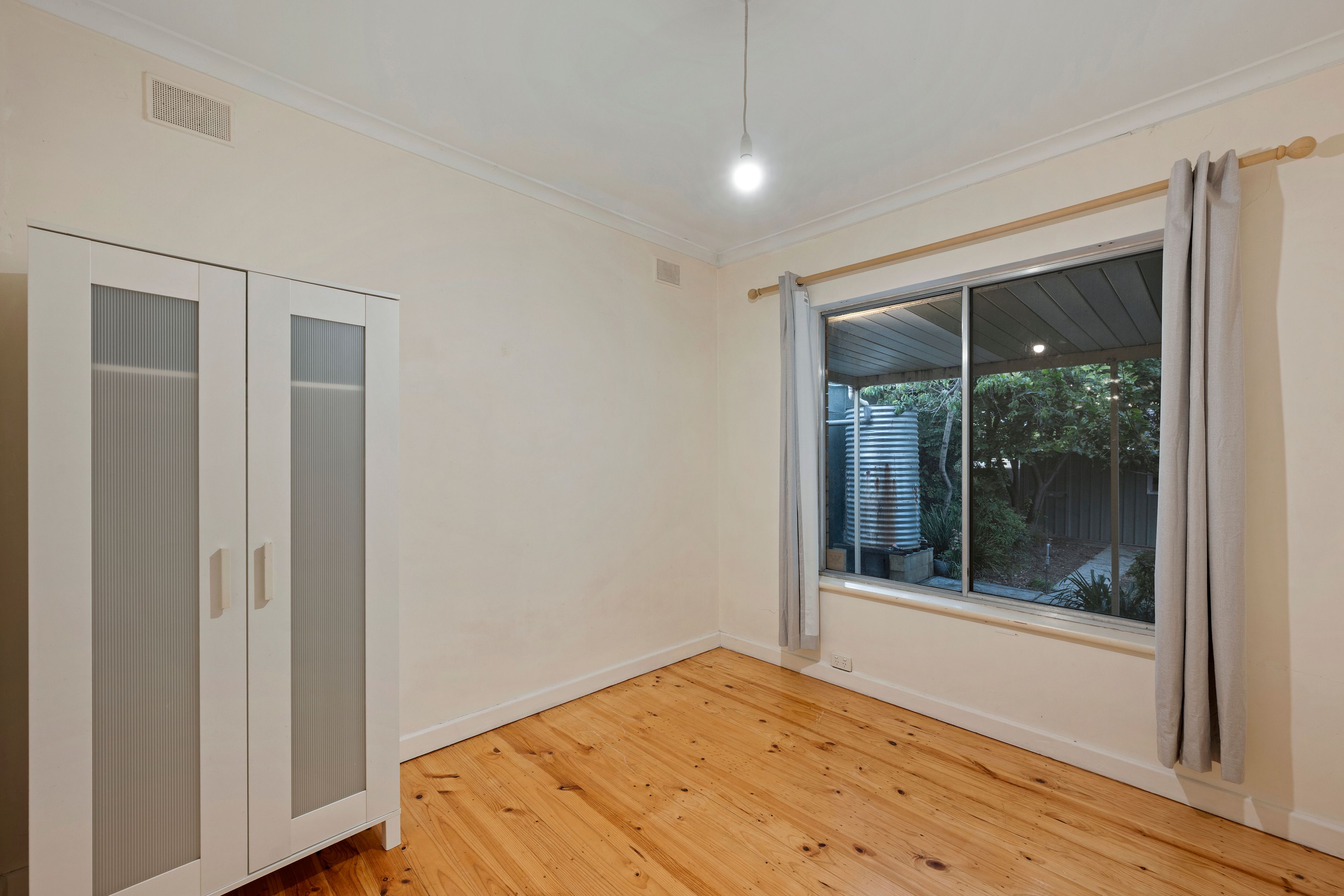 8 Hamish Grove — photo 18 of 27