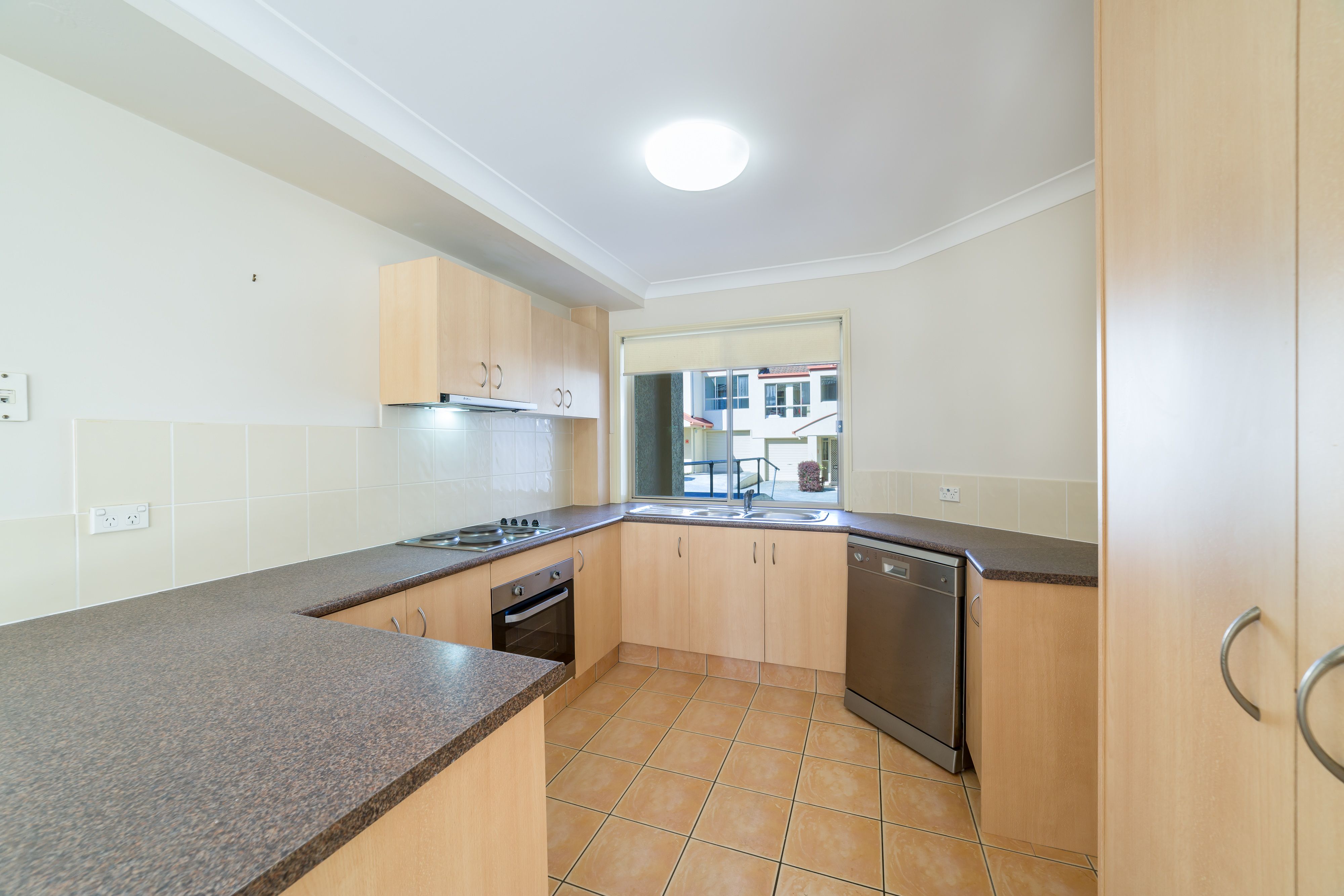 17/94-100 Pohlman Street, Southport, QLD 4215