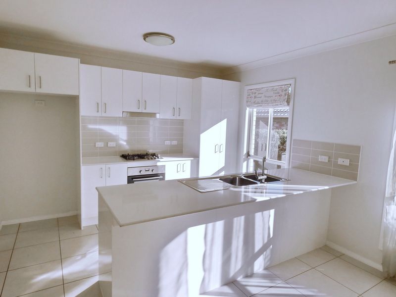 8 Ravensbourne Circuit, Waterford, QLD 4133
