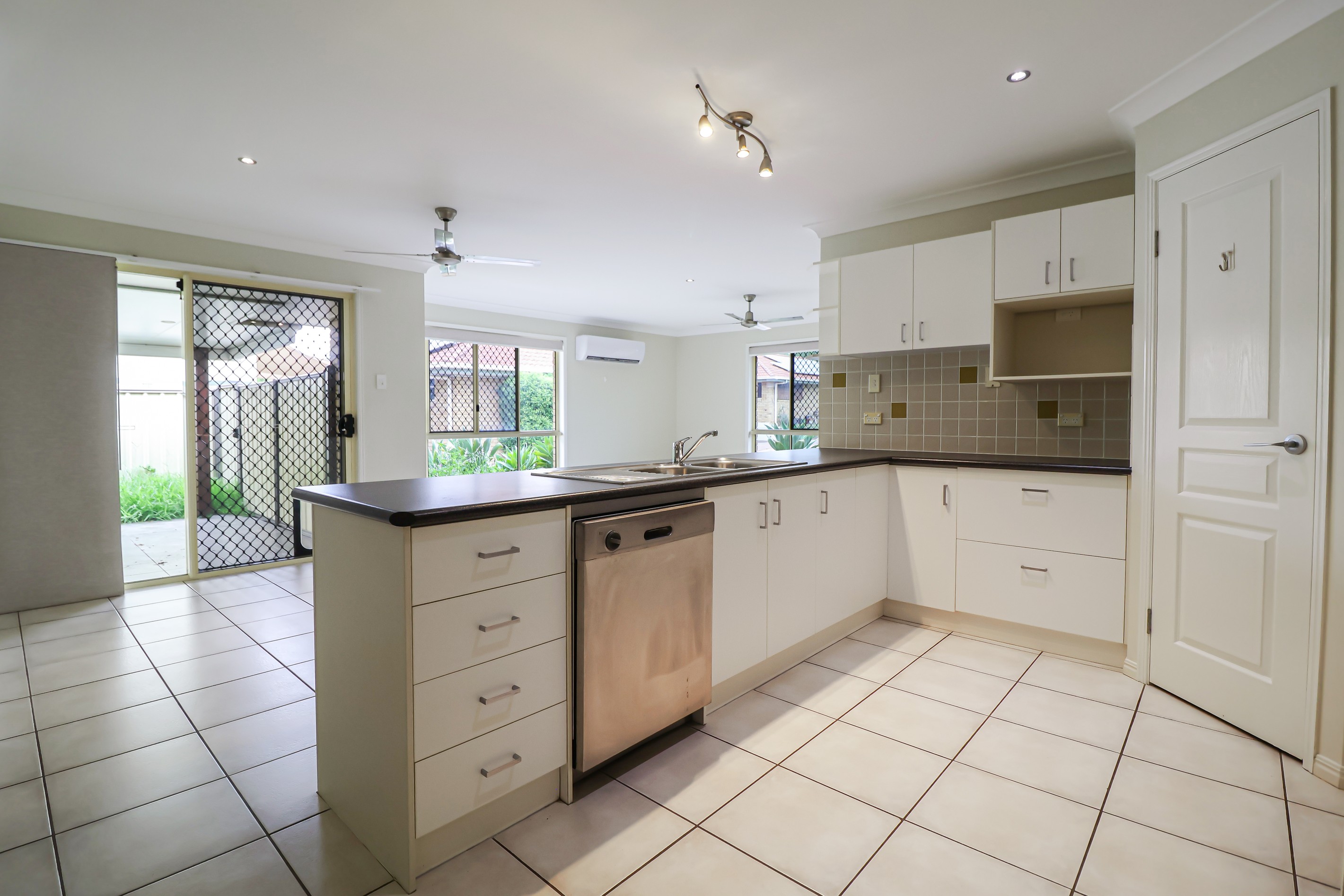 2/74 Emmadale Drive, New Auckland, QLD 4680