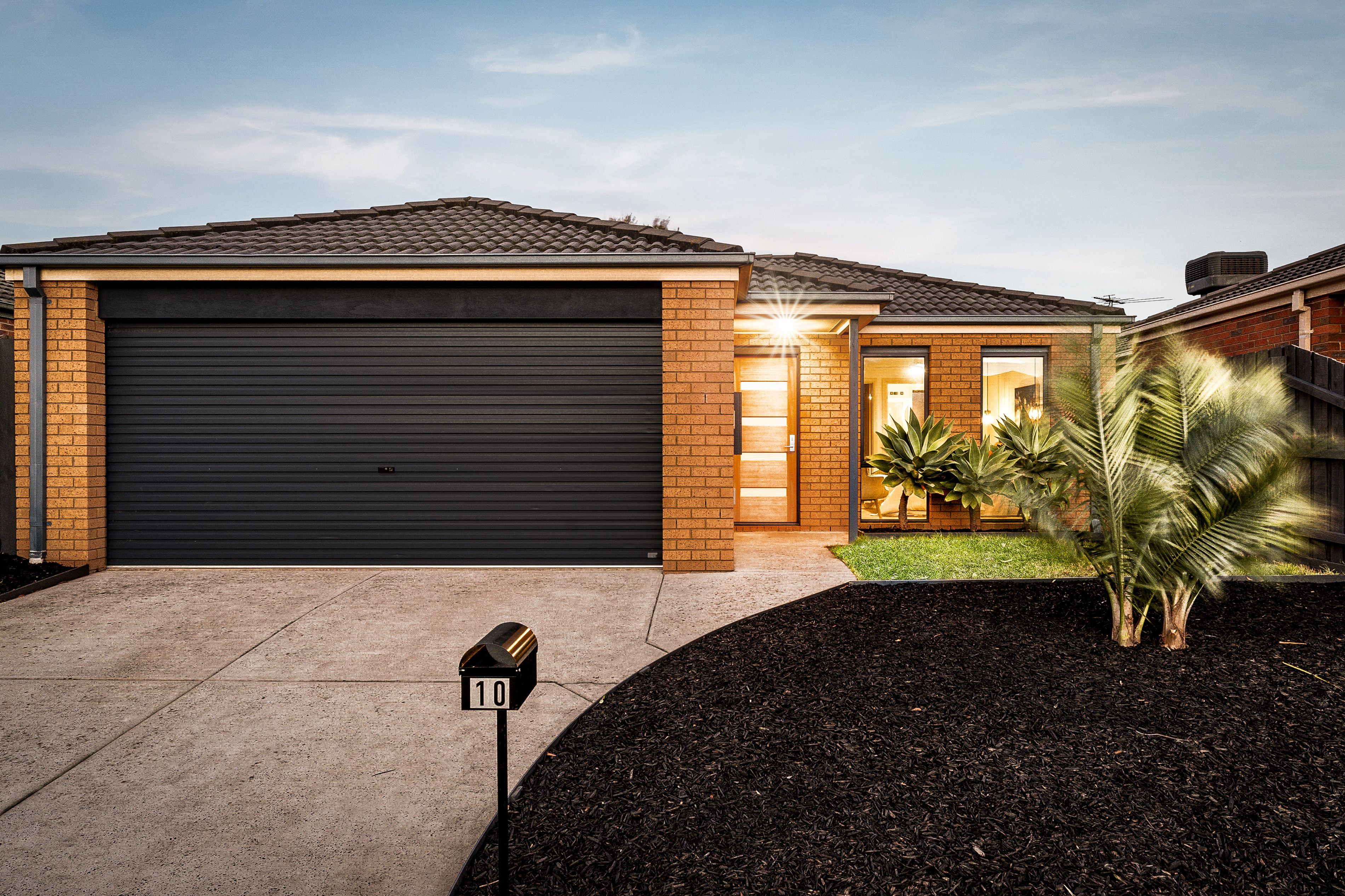 10 Sir Thomas Drive, Pakenham VIC 3810
