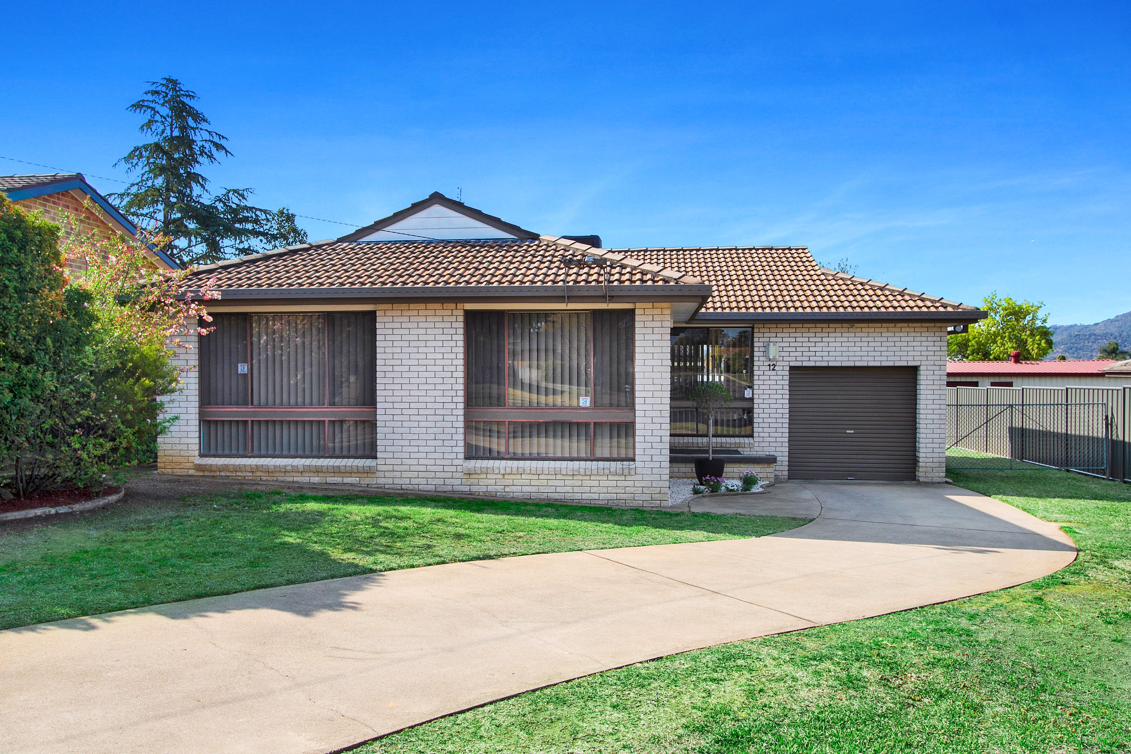 12 Kyooma Street, Tamworth NSW 2340