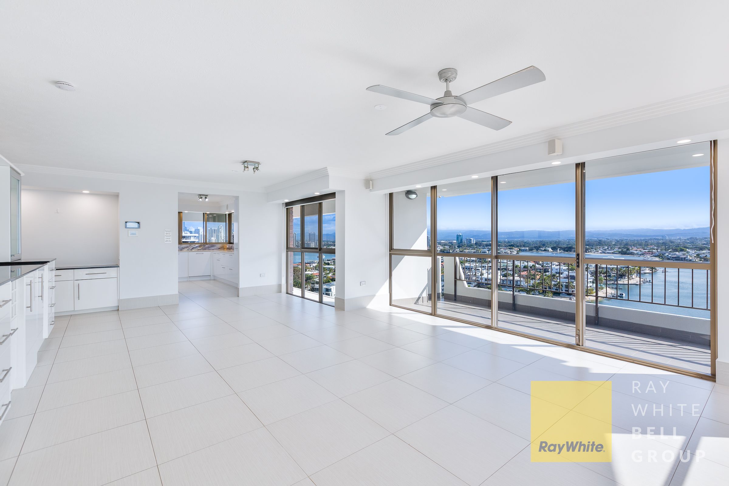 63/18 Commodore Drive — photo 4 of 26