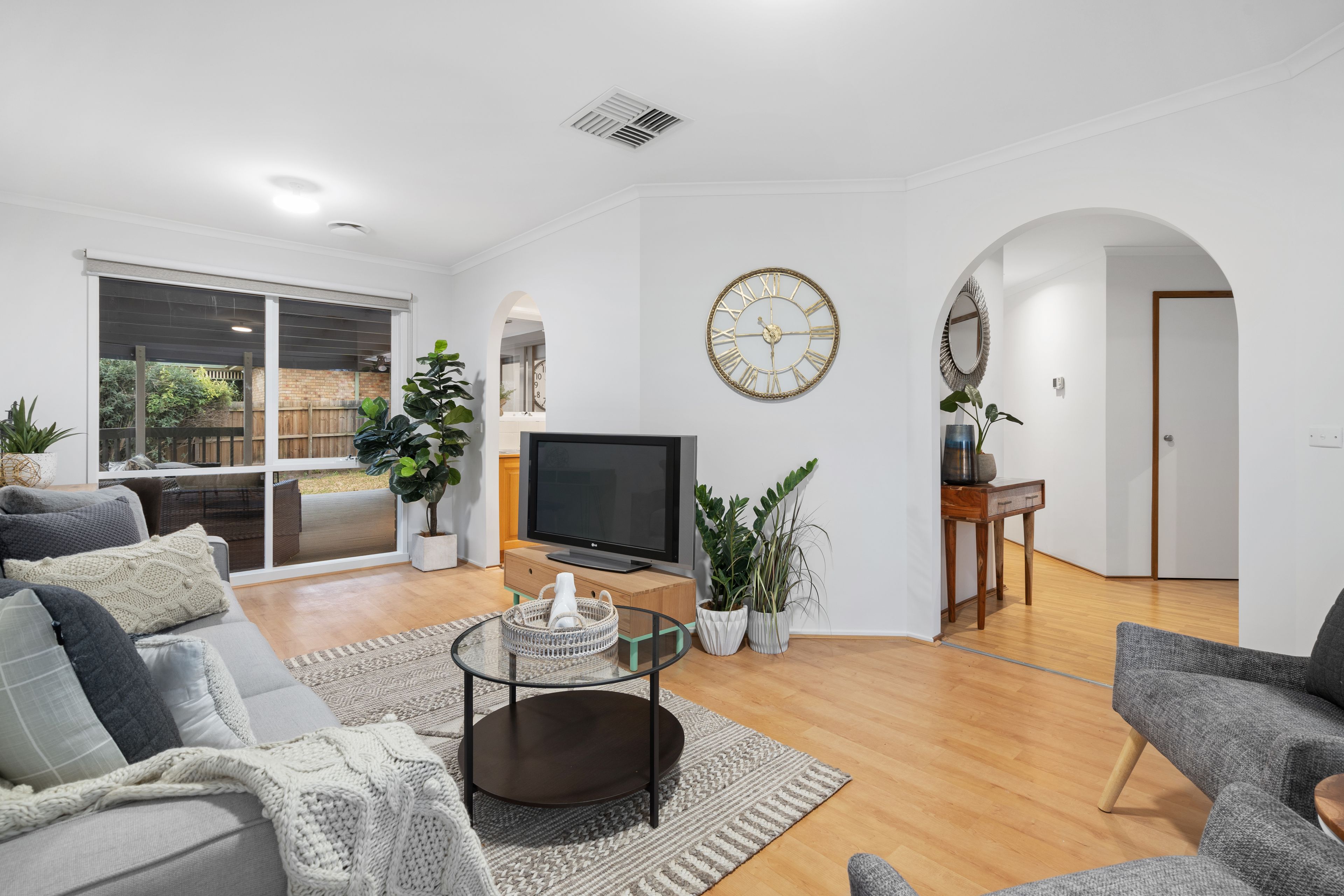 16 Farnham Crescent, Mill Park, VIC 3082