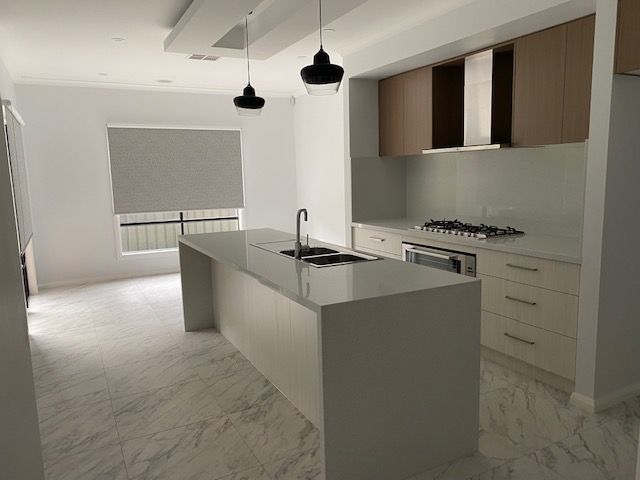 38 Manorwood Crescent — photo 5 of 15