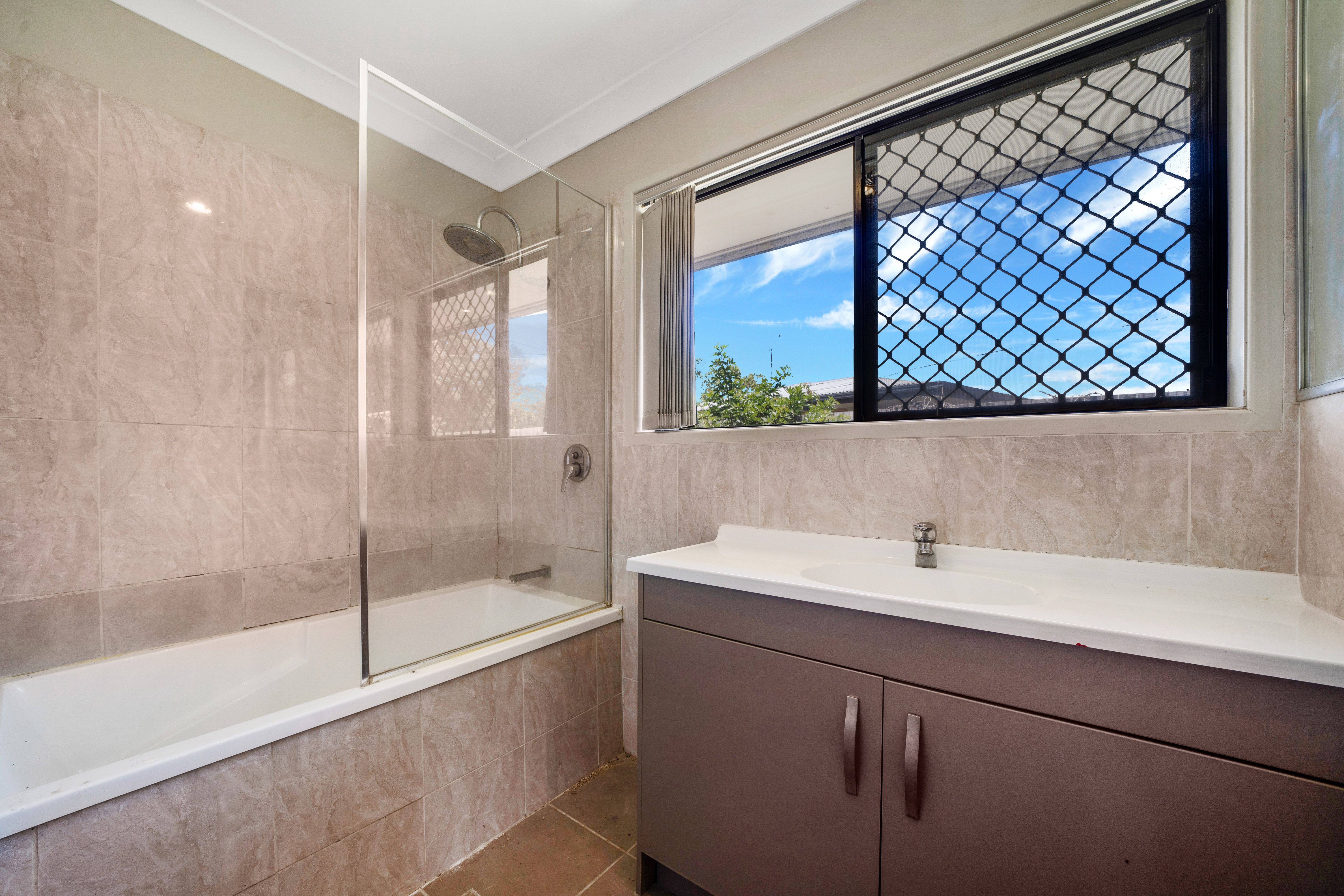 1 Crestview Street, Loganlea, QLD 4131