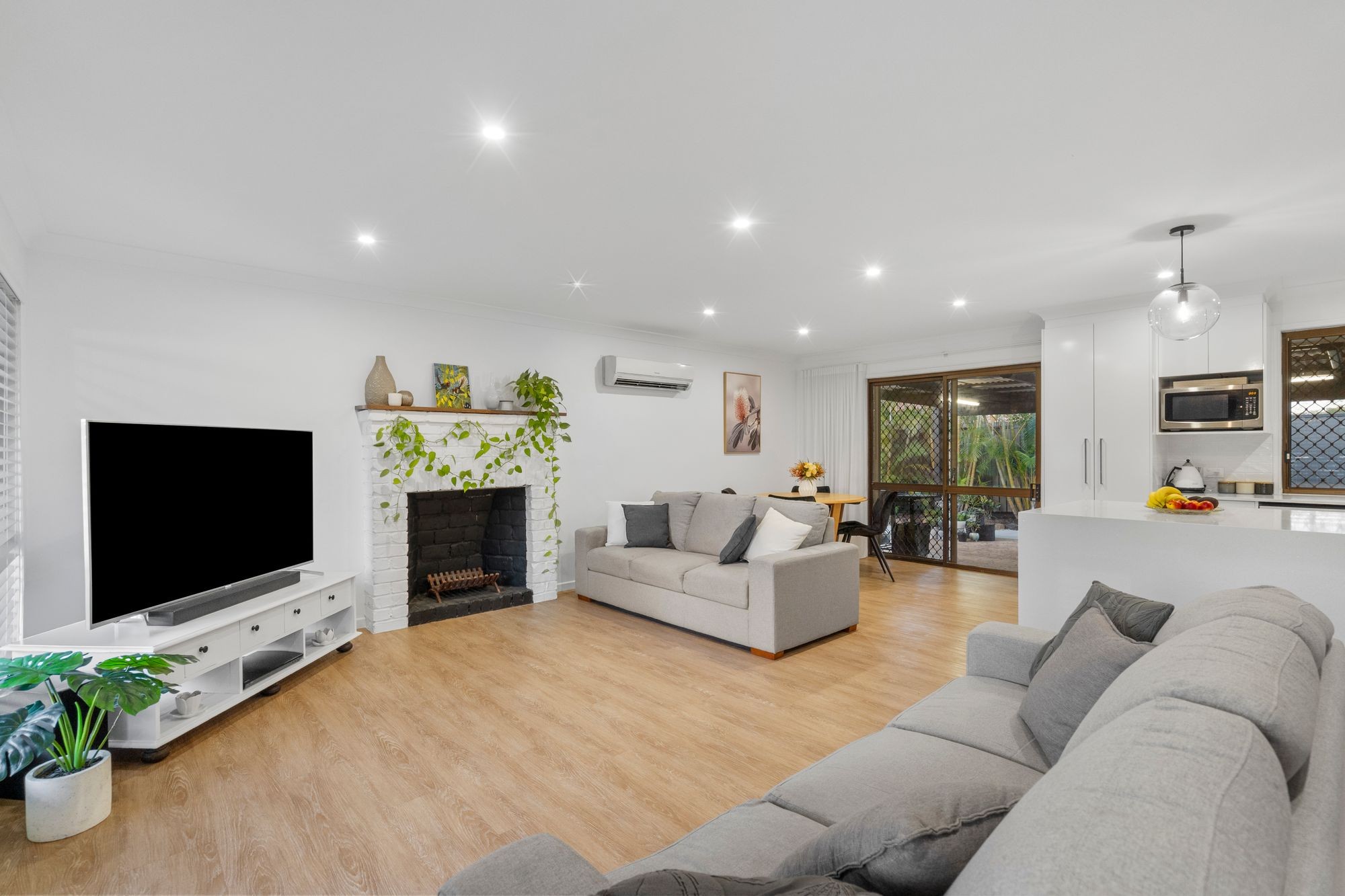 1 Iona Court, Edens Landing, QLD 4207