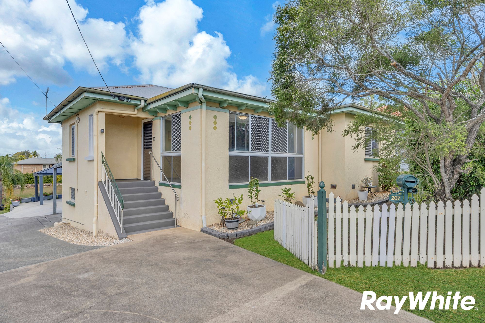 207 Blackstone Road, Silkstone, QLD 4304