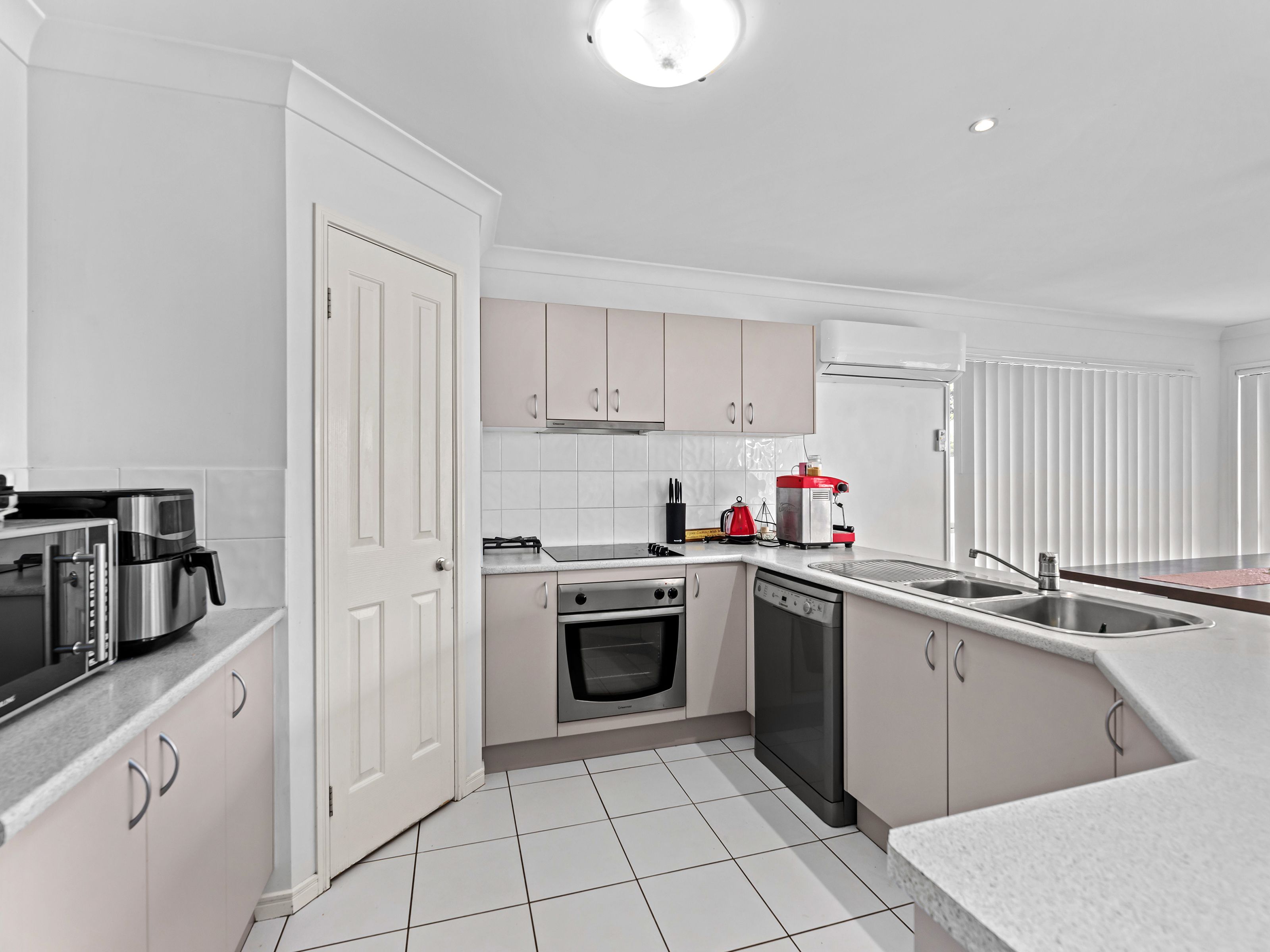 19 Walter Court, Leichhardt, QLD 4305