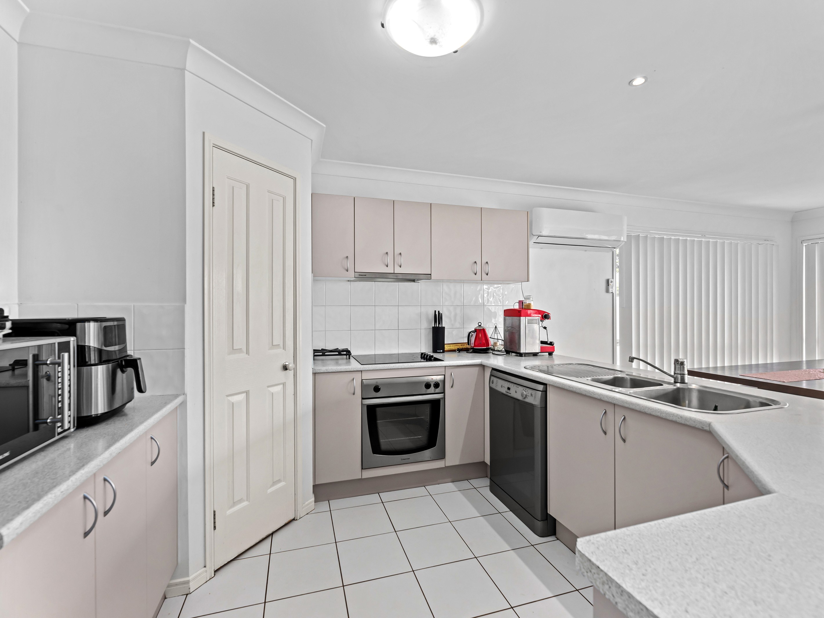 19 Walter Court, Leichhardt, QLD 4305